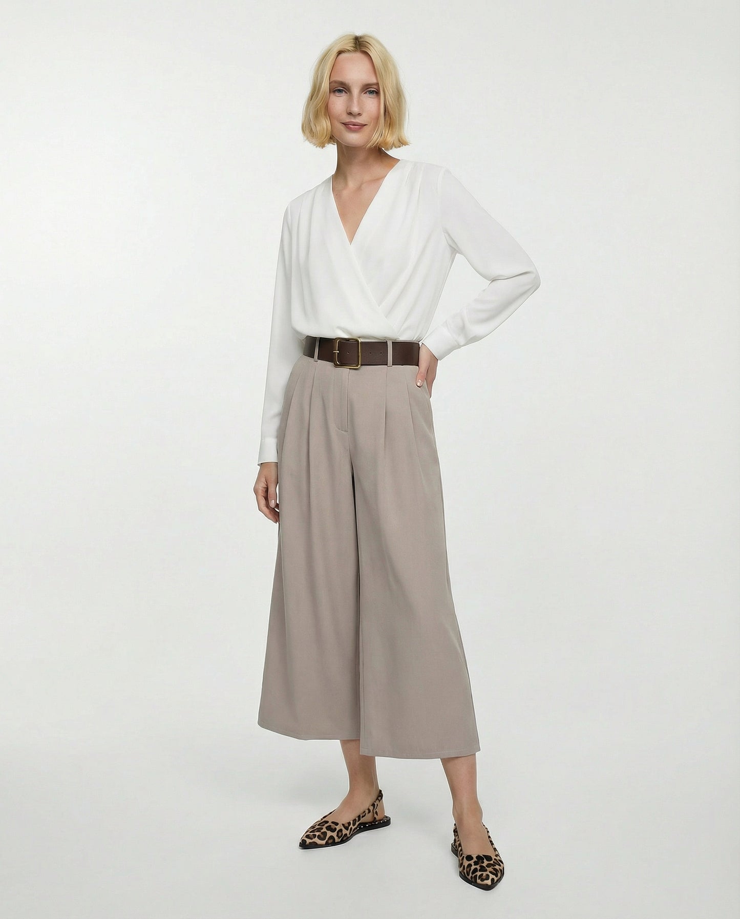 Pantalone con pieghe e cintura - Grigio fango