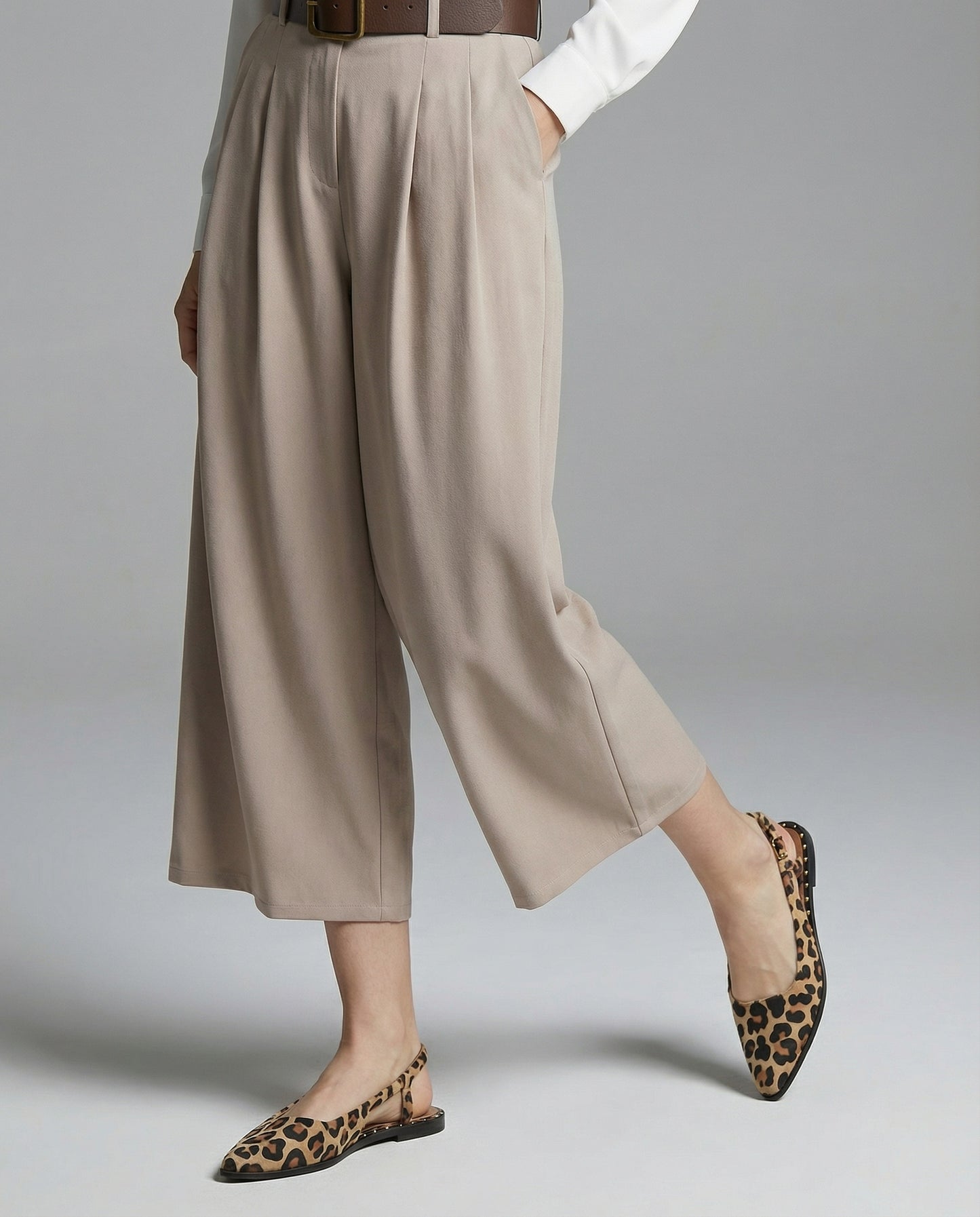 Pantalone con pieghe e cintura - Grigio fango