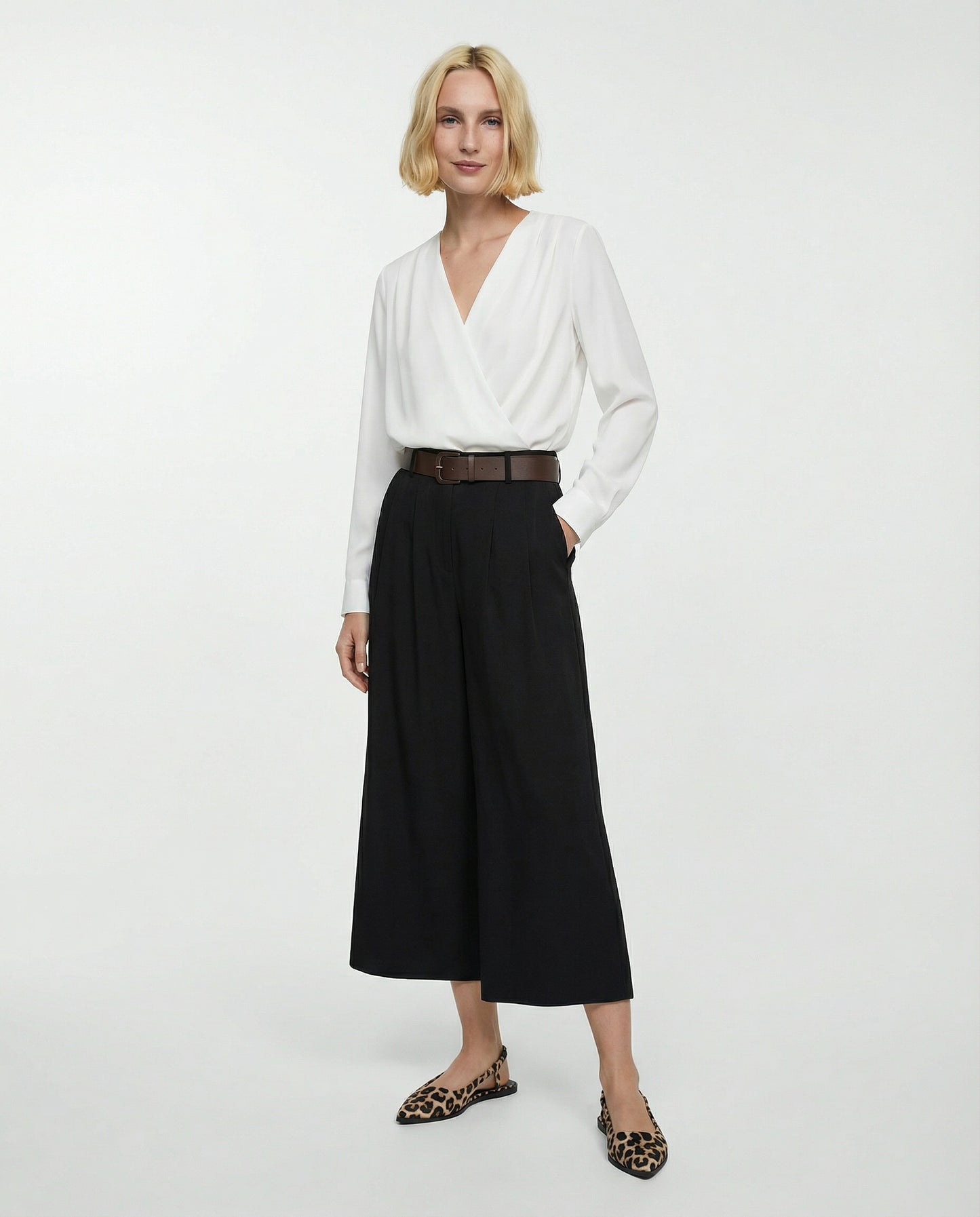 Pantalone con pieghe e cintura - Nero