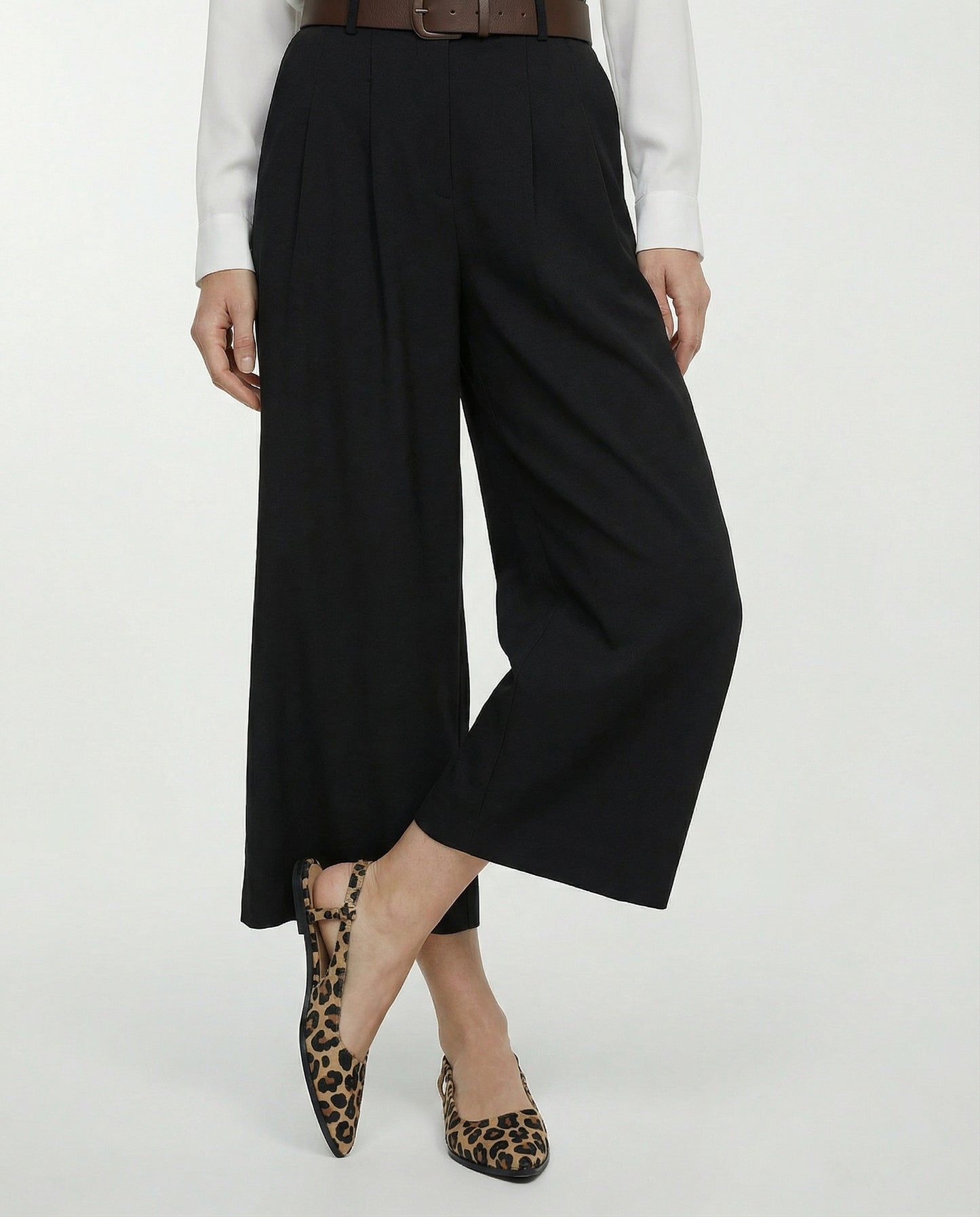 Pantalone con pieghe e cintura - Nero