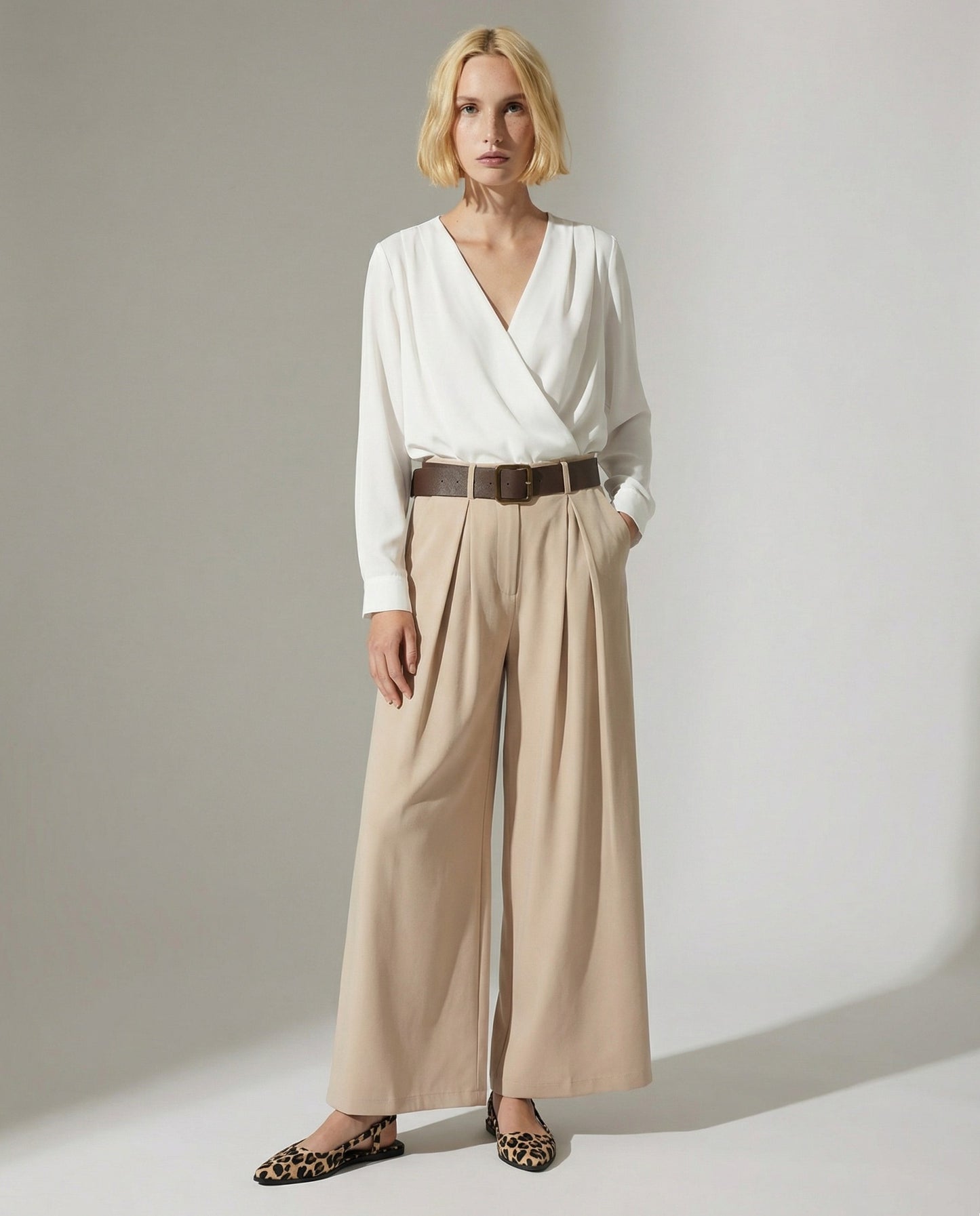 Pantalone con pieghe e cintura - Beige