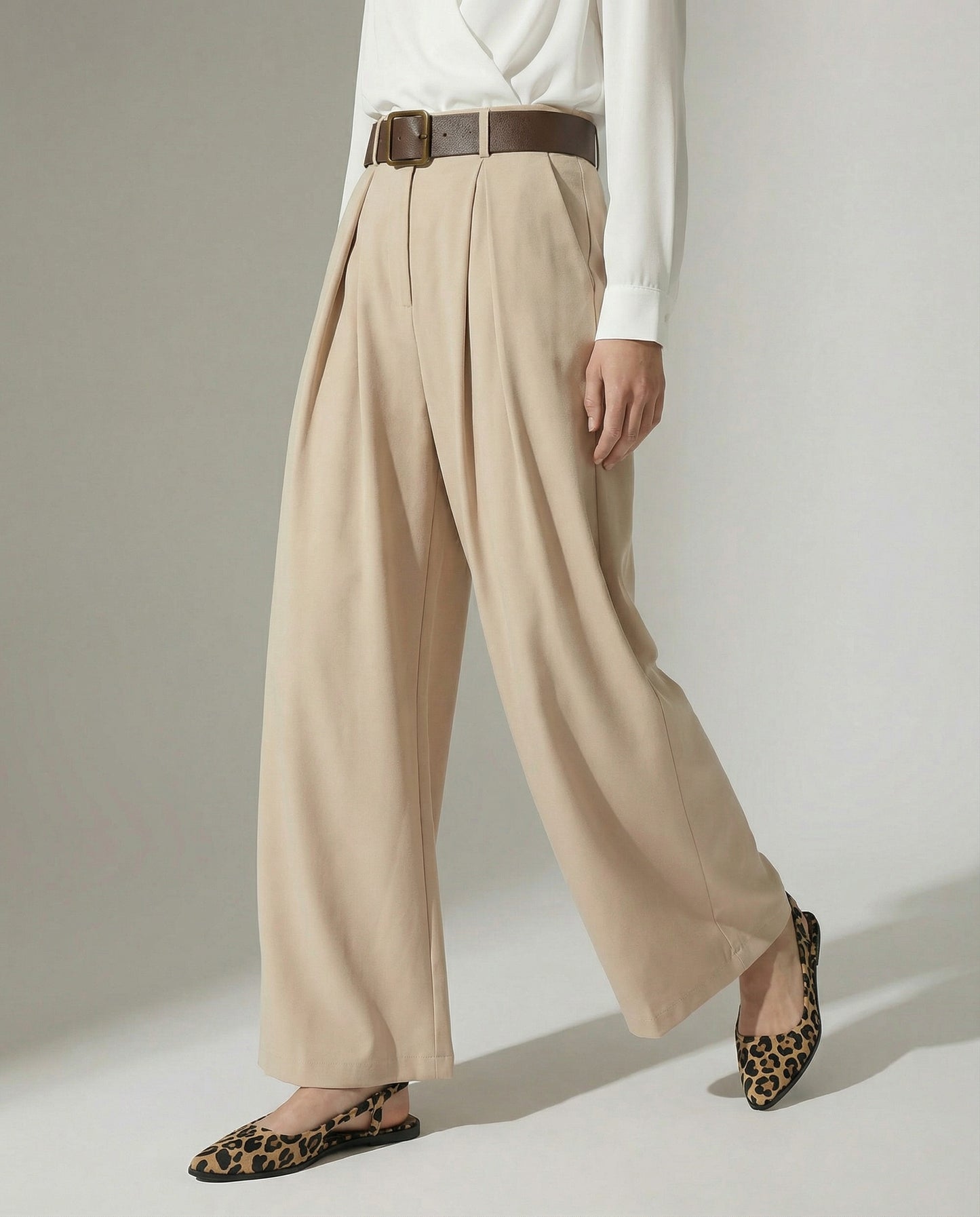 Pantalone con pieghe e cintura - Beige
