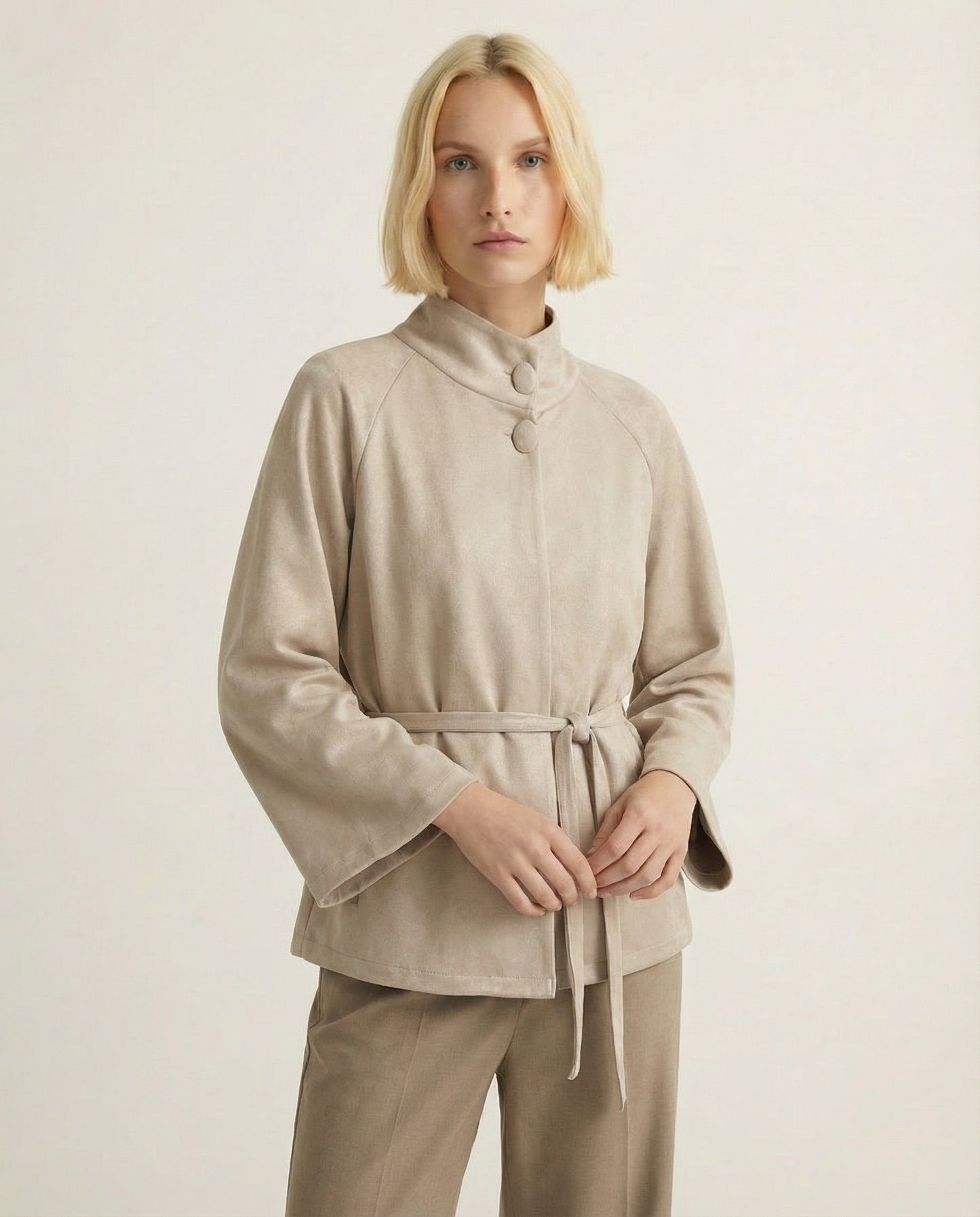 Mantella con bottoni in tessuto suede - Vaniglia