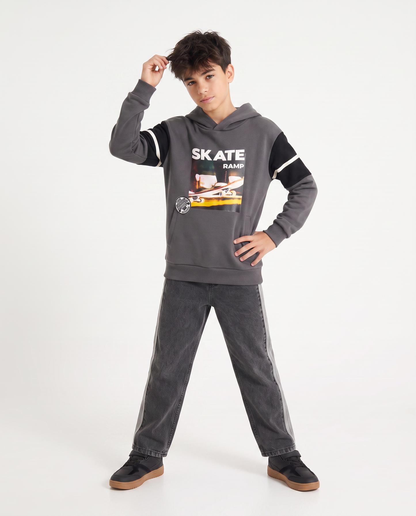 Felpa con cappuccio dallo stile college - Grigio piombo