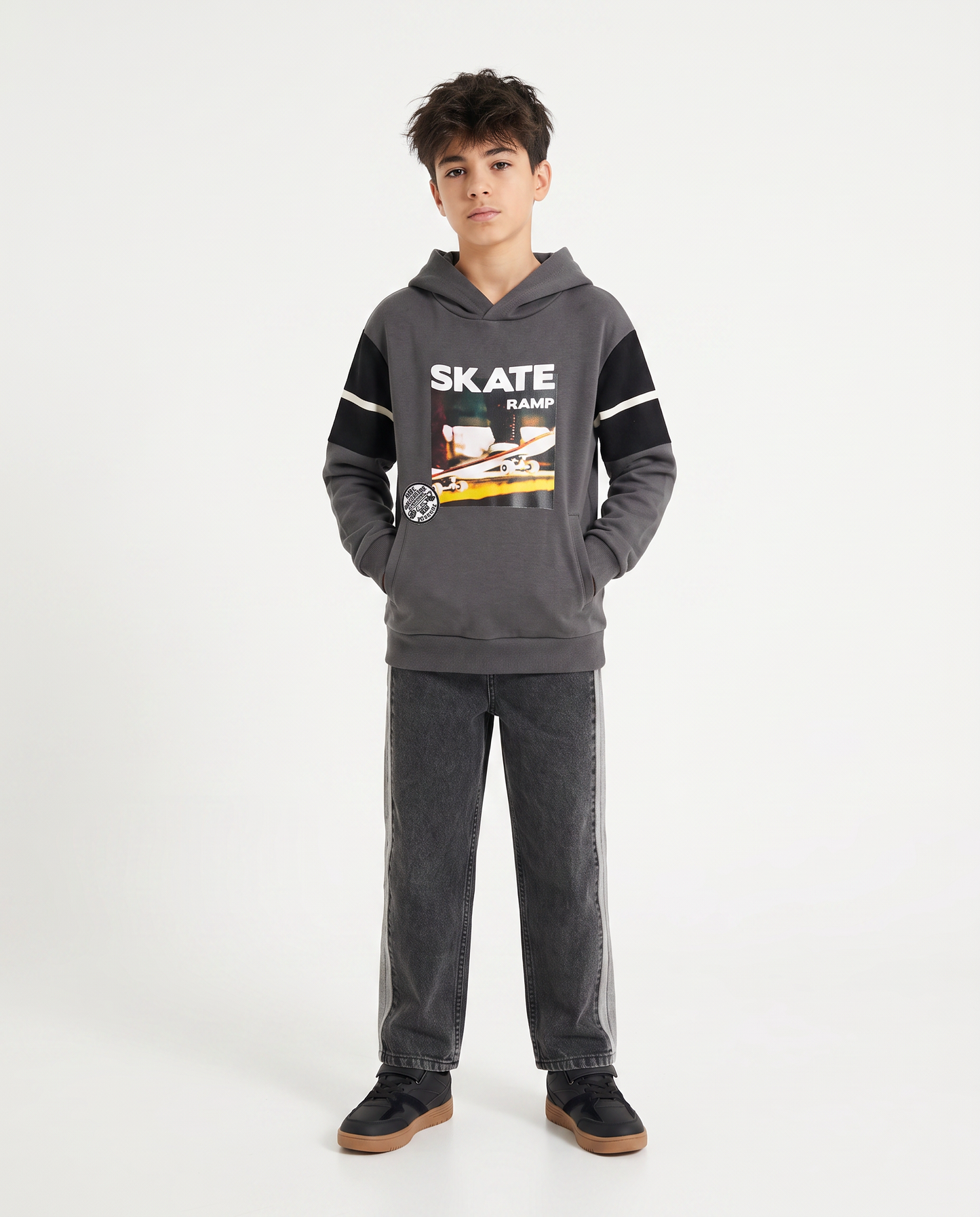Felpa con cappuccio dallo stile college - Grigio piombo
