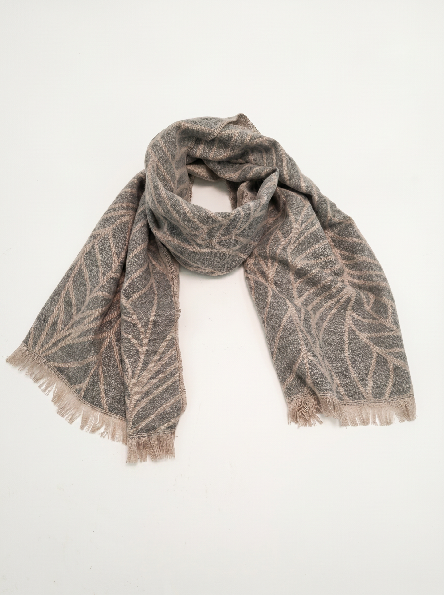 Lightweight and elegant crinkled scarf - Grey
