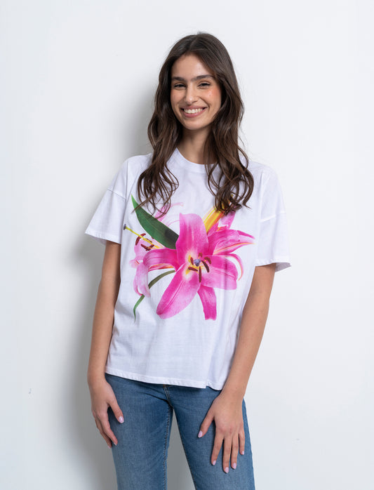 Woman's printed graphic t-shirt for casual wear - 