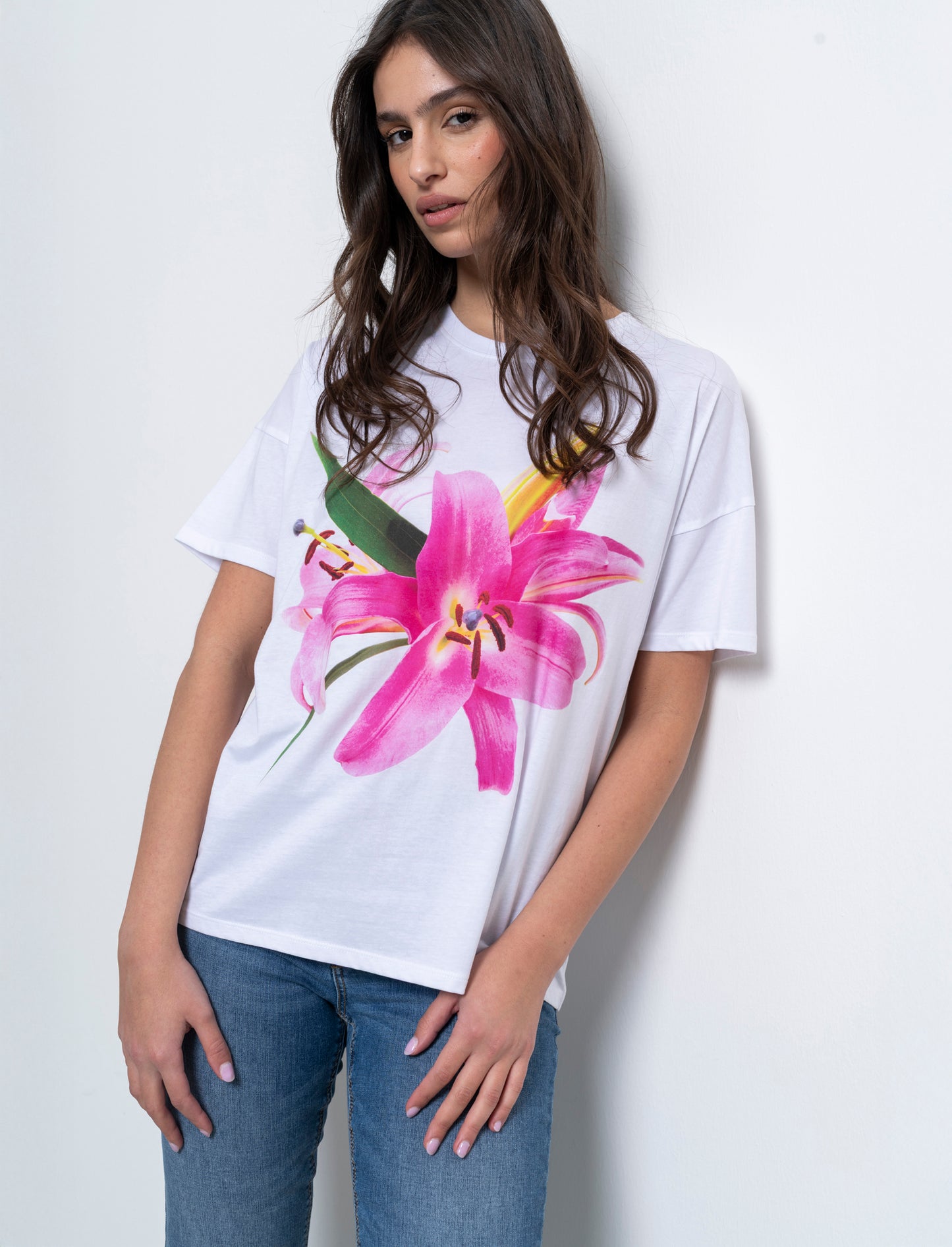 Woman's printed graphic t-shirt for casual wear - 