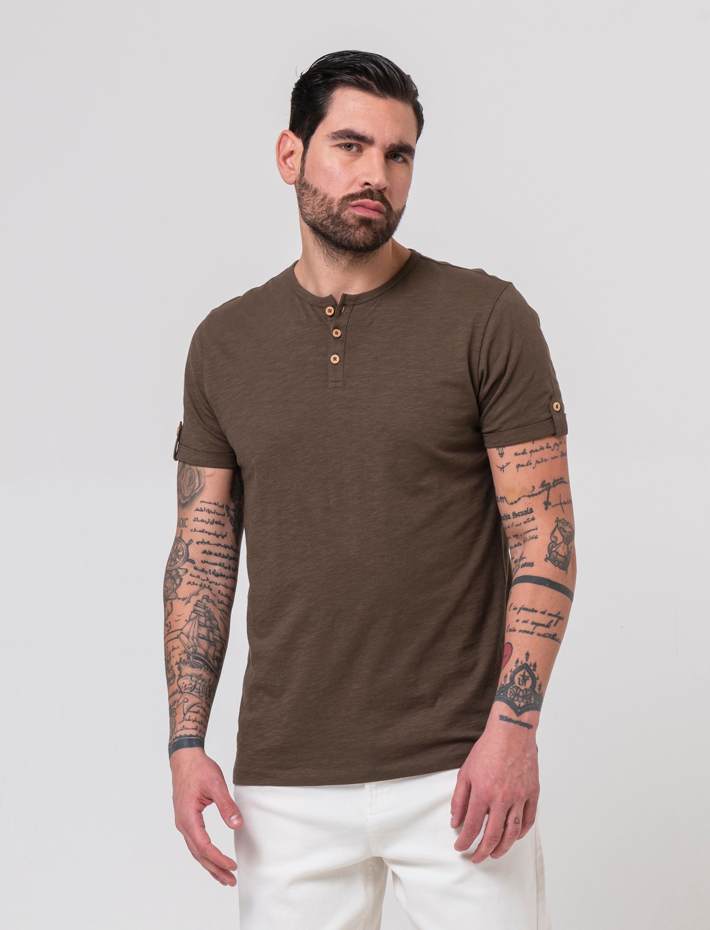 T-shirt in cotone con collo a serafino da uomo - Verde kaki
