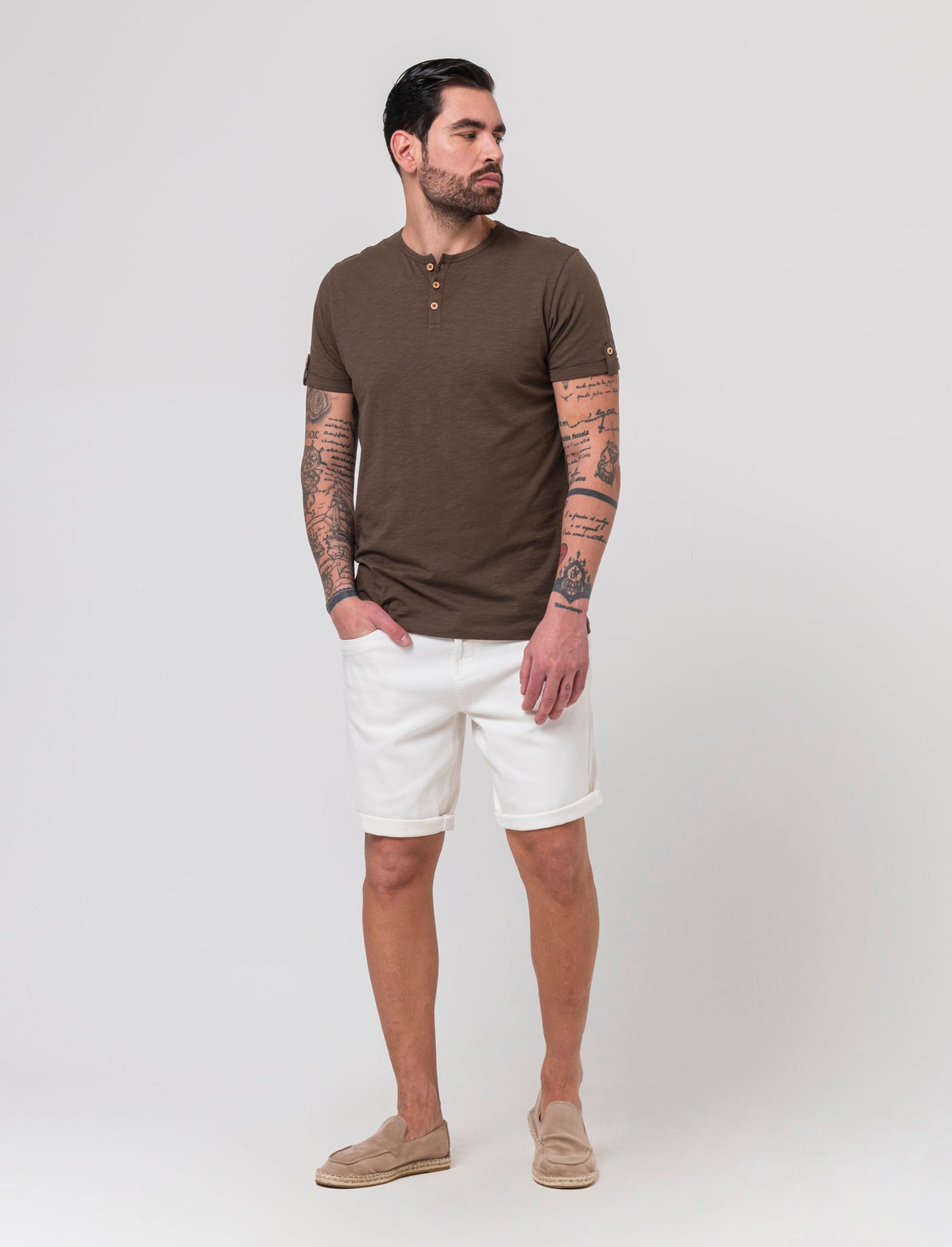 T-shirt in cotone con collo a serafino da uomo - Verde kaki