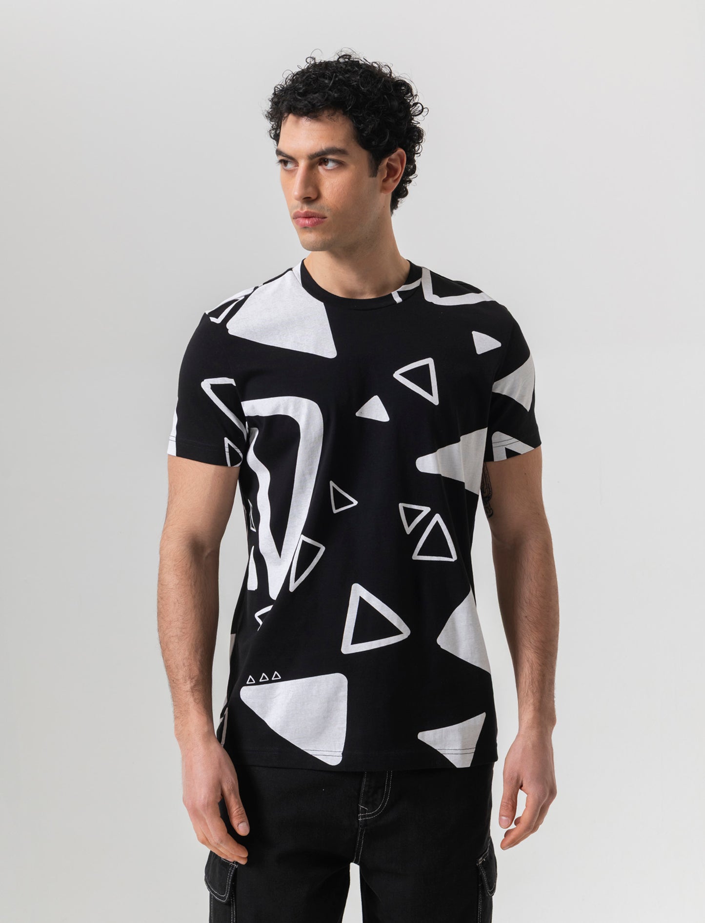 T-shirt in cotone con stampa astratta all over da uomo - Nero