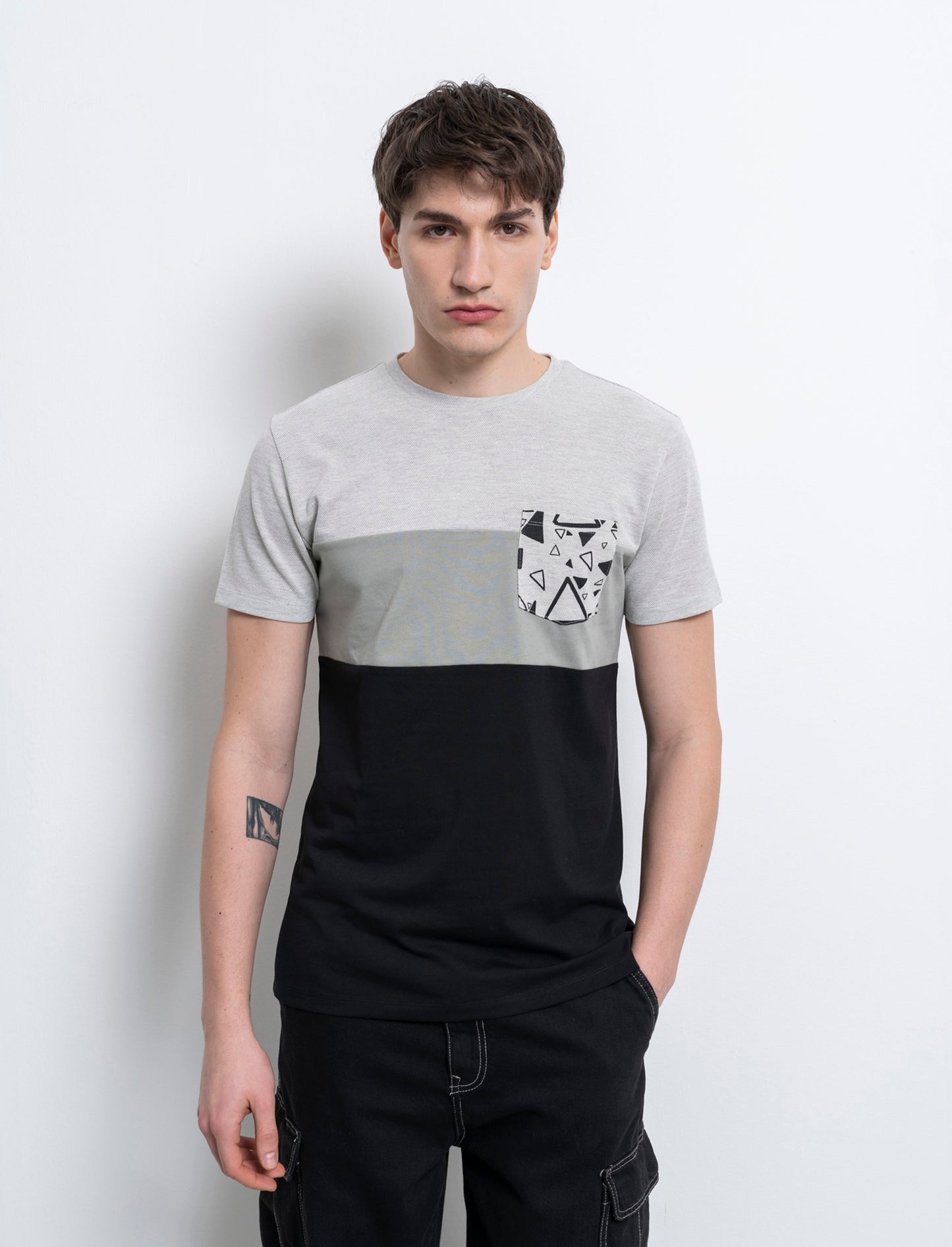 T-shirt con taschino da uomo - Nero