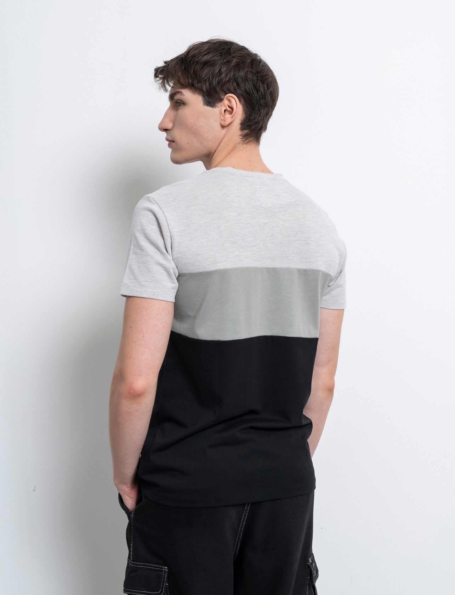 T-shirt con taschino da uomo - Nero