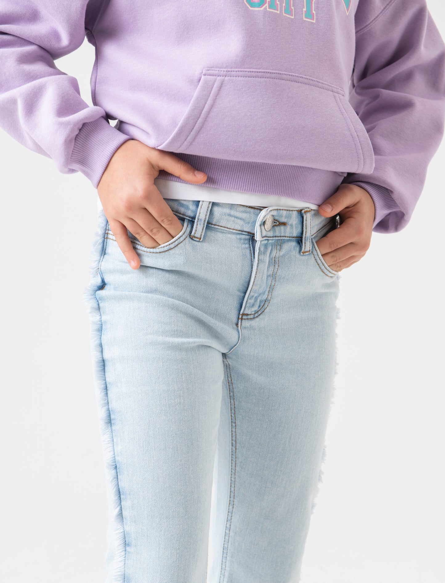 Jeans modello flare con fondo sfrangiato da bambina - Denim