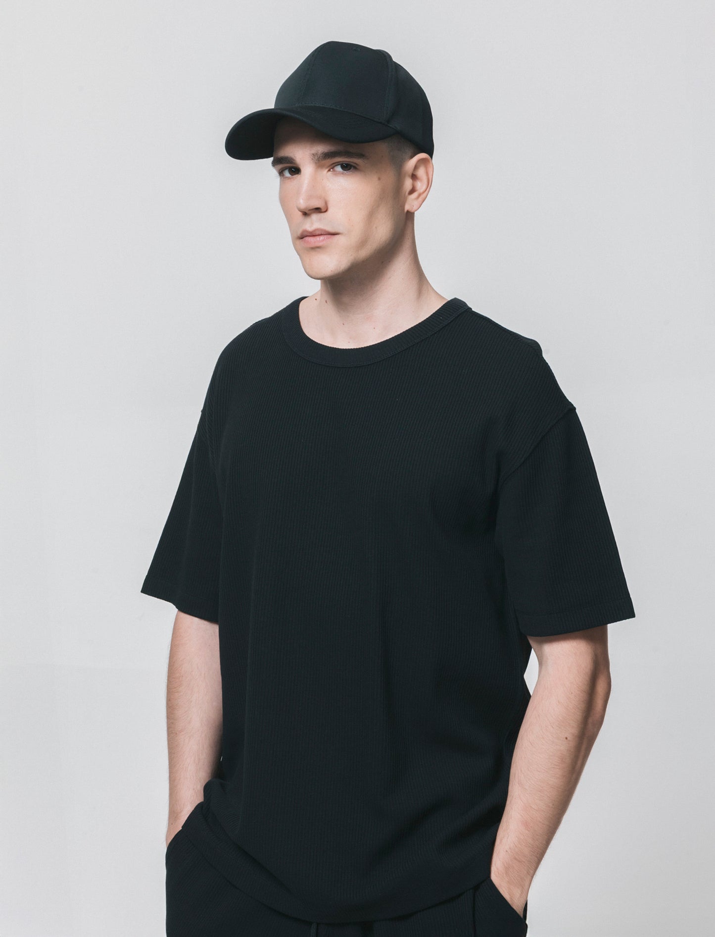 T-shirt girocollo in cotone a coste - Nero