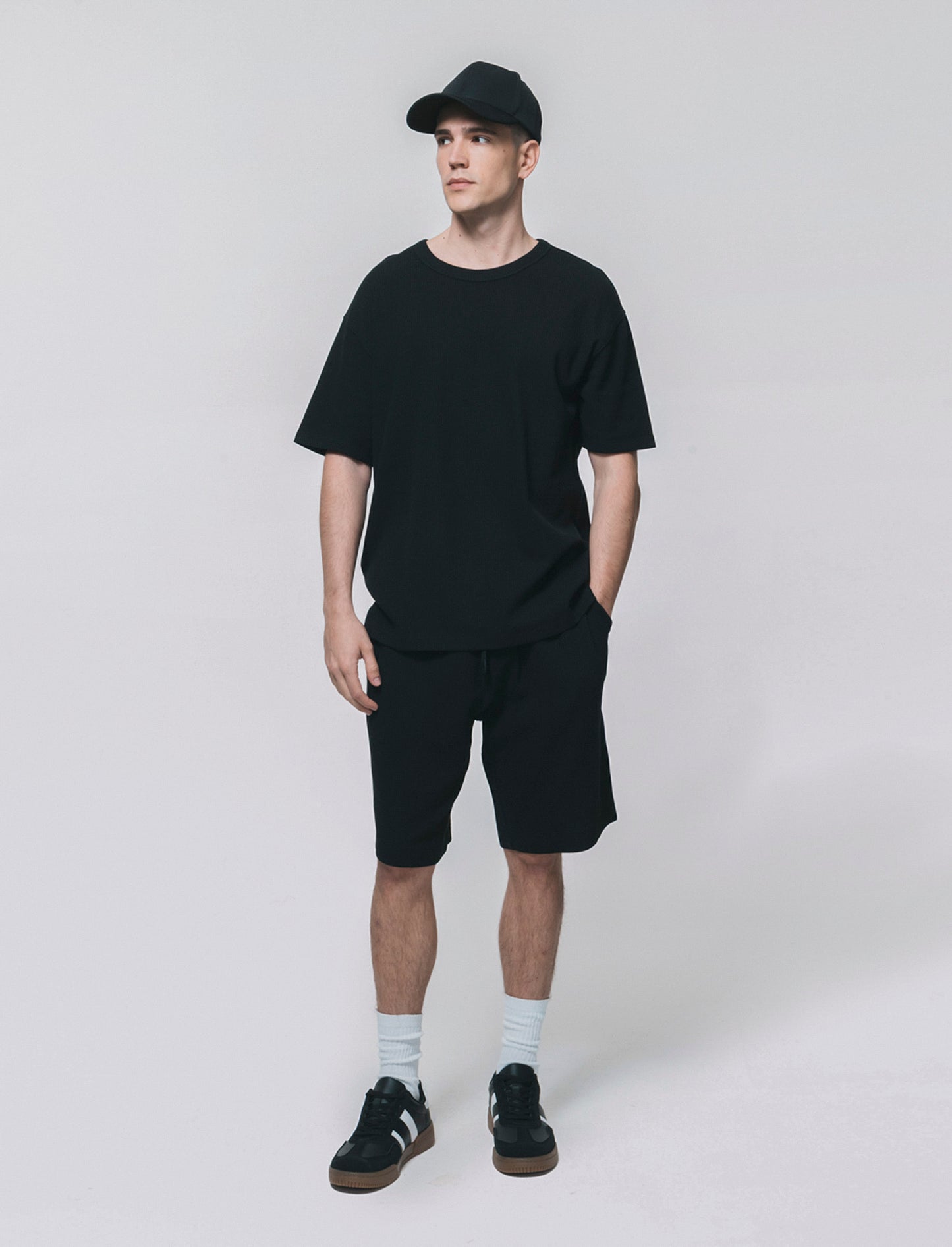 T-shirt girocollo in cotone a coste - Nero