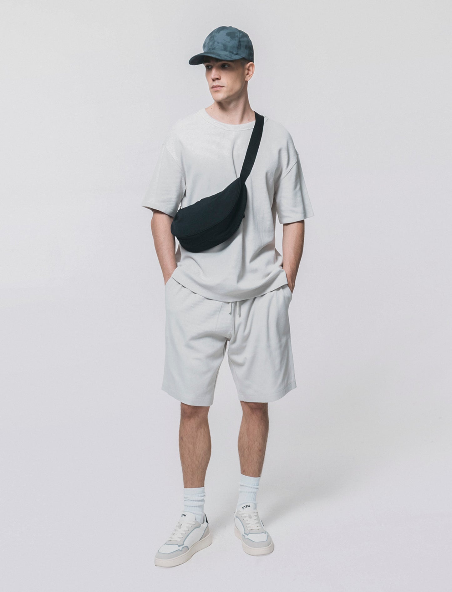 T-shirt girocollo in cotone a coste - Grigio ghiaccio