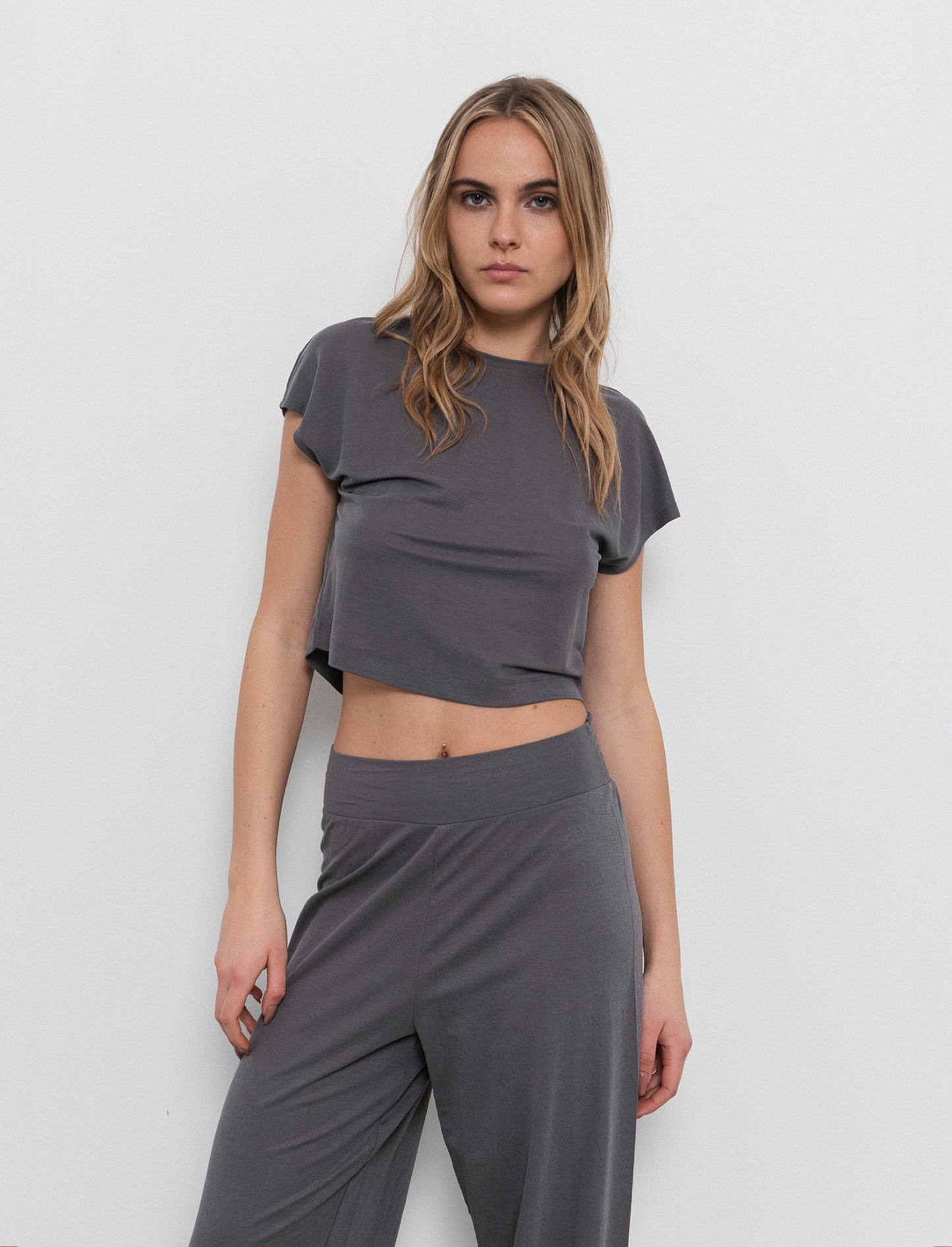 Woman's basic t-shirt for everyday wear - Grey
