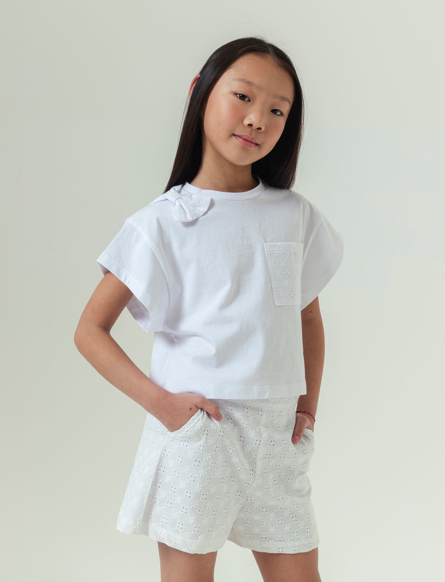 T-shirt in cotone con dettagli in sangallo da bambina - Bianco