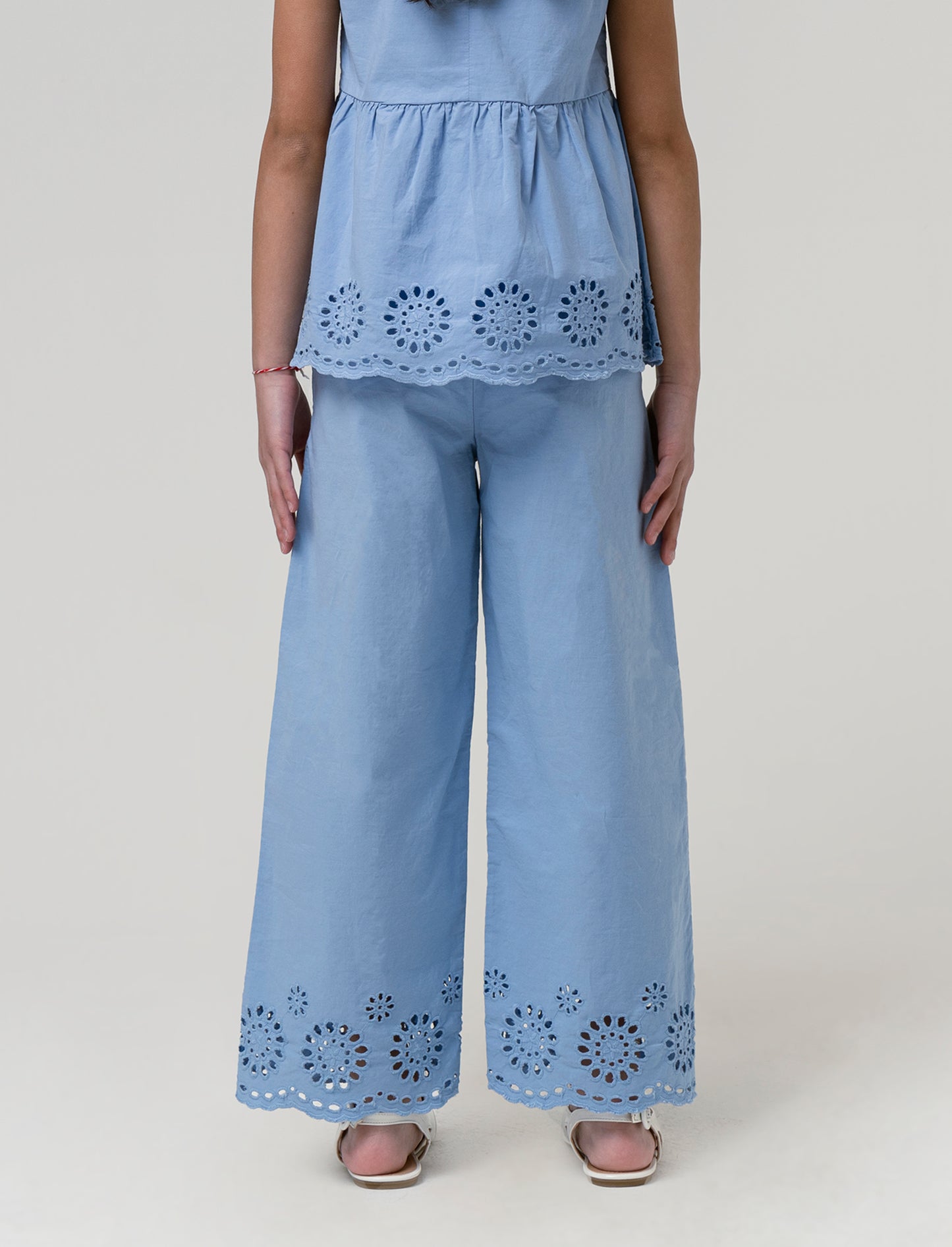 Pantaloni cropped con ricamo da bambina - Azzurro