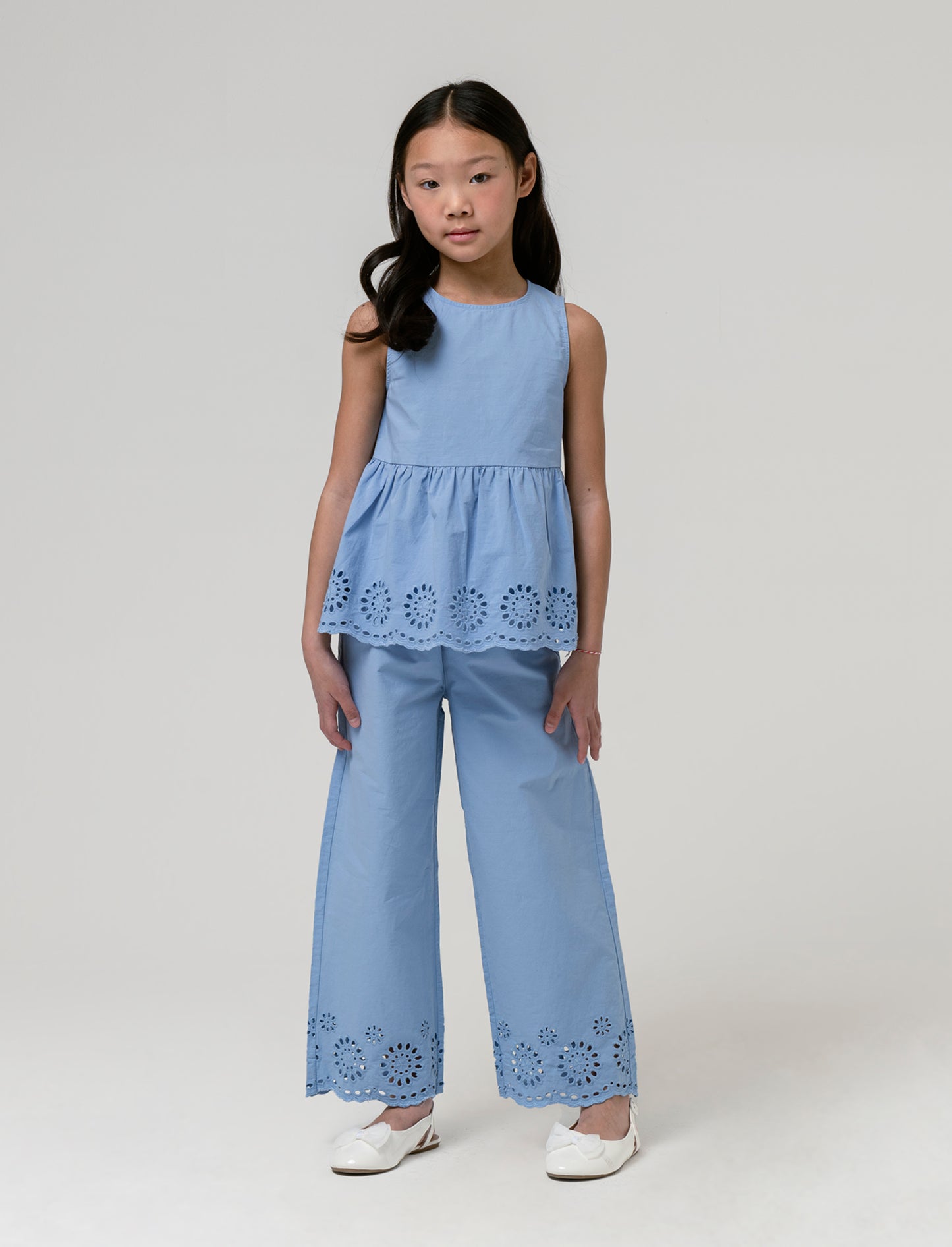 Pantaloni cropped con ricamo da bambina - Azzurro