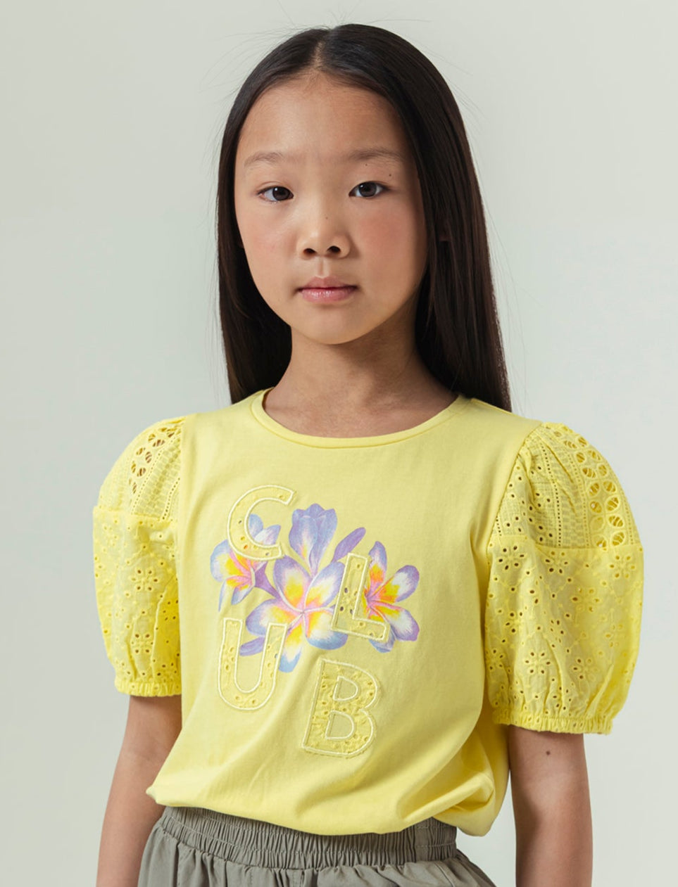 T-shirt con maniche in sangallo da bambina - Giallo