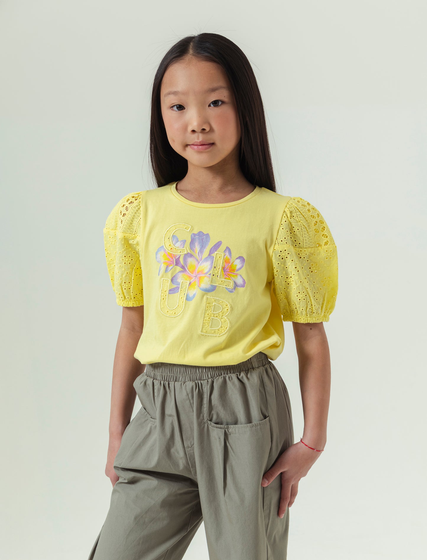T-shirt con maniche in sangallo da bambina - Giallo