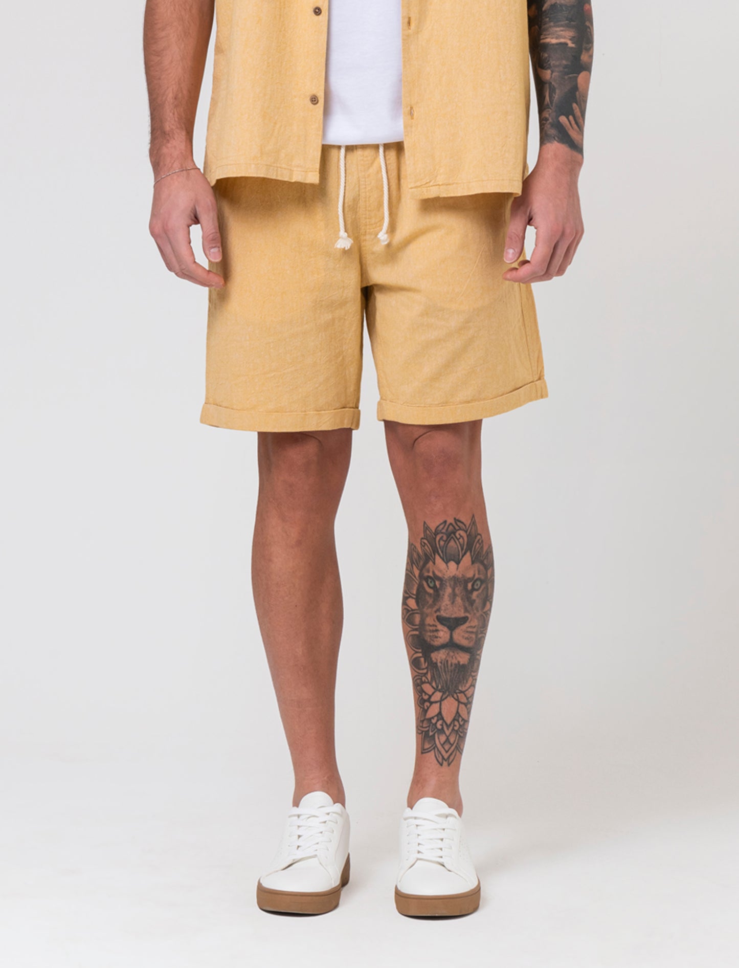 Bermuda jogger tessuto goffrato da uomo - Senape