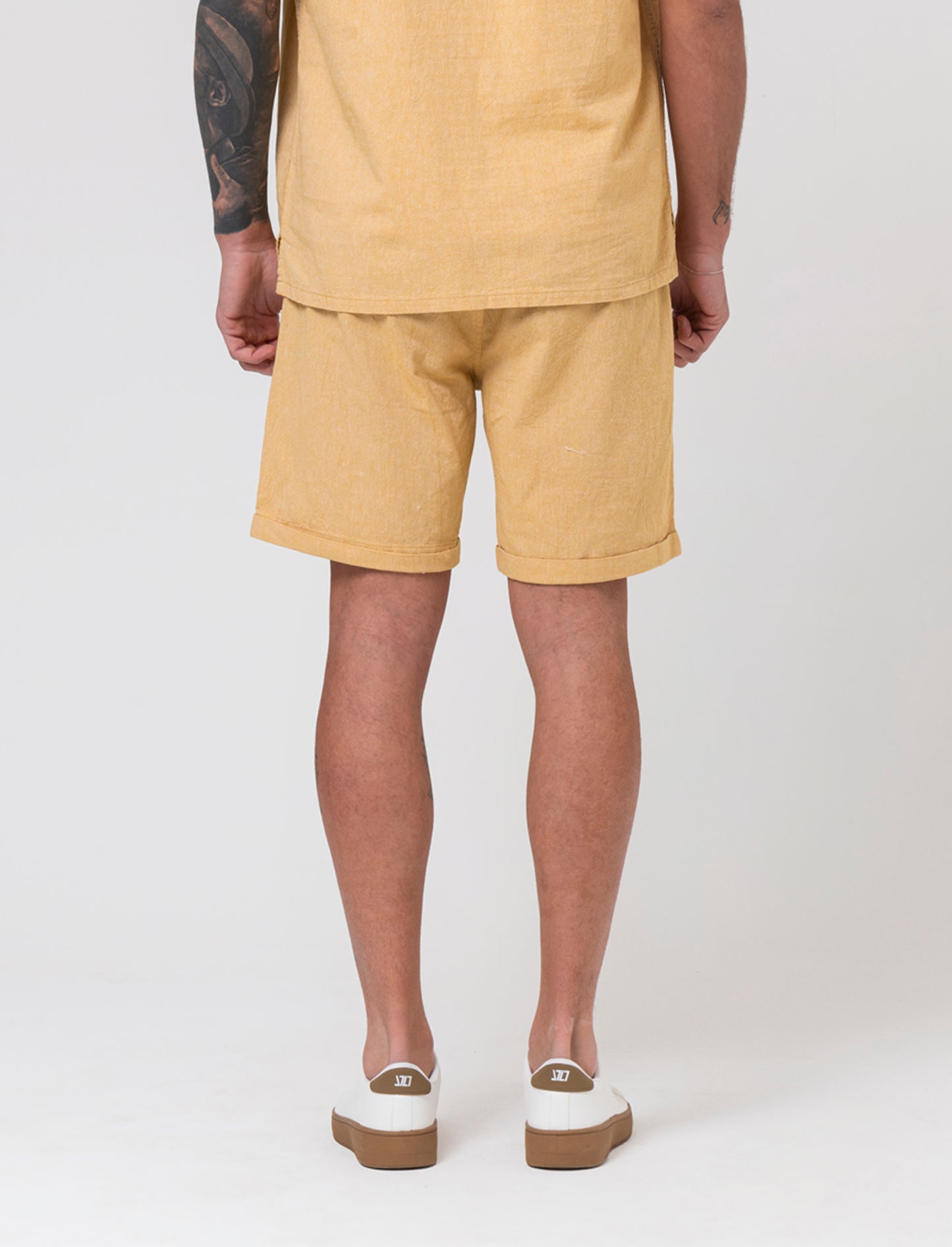 Bermuda jogger tessuto goffrato da uomo - Senape
