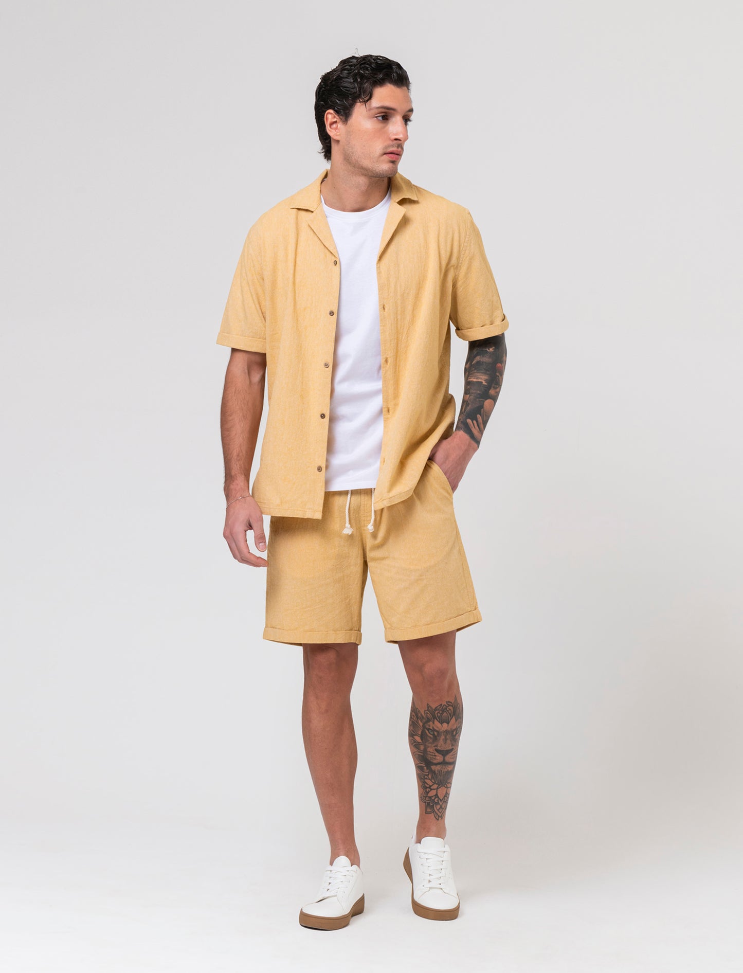 Bermuda jogger tessuto goffrato da uomo - Senape