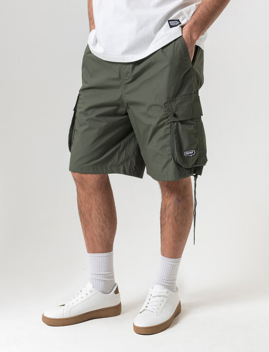 Man's relaxed fit cargo jogger bermuda shorts - Green