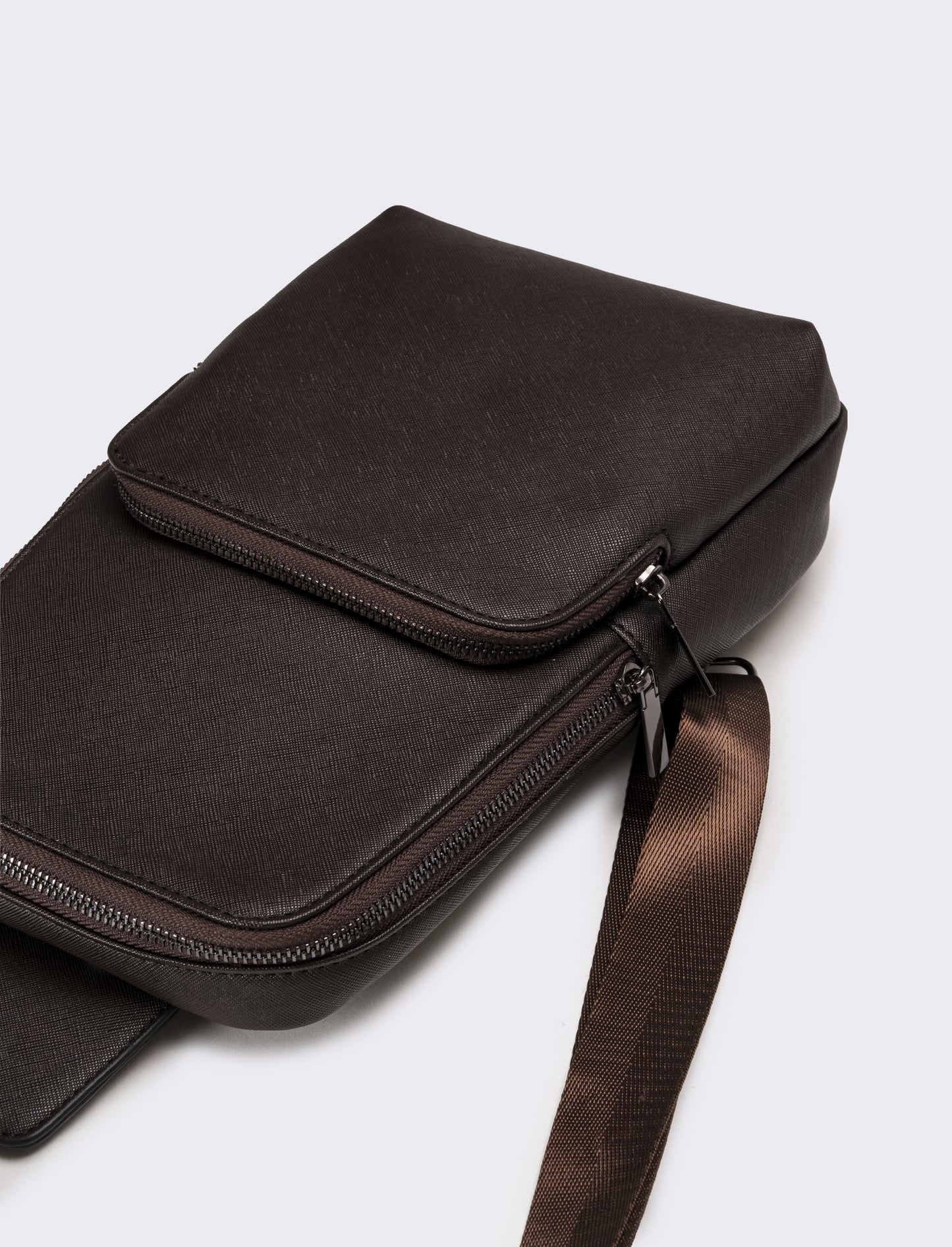 Borsa uomo monospalla in saffiano - Marrone