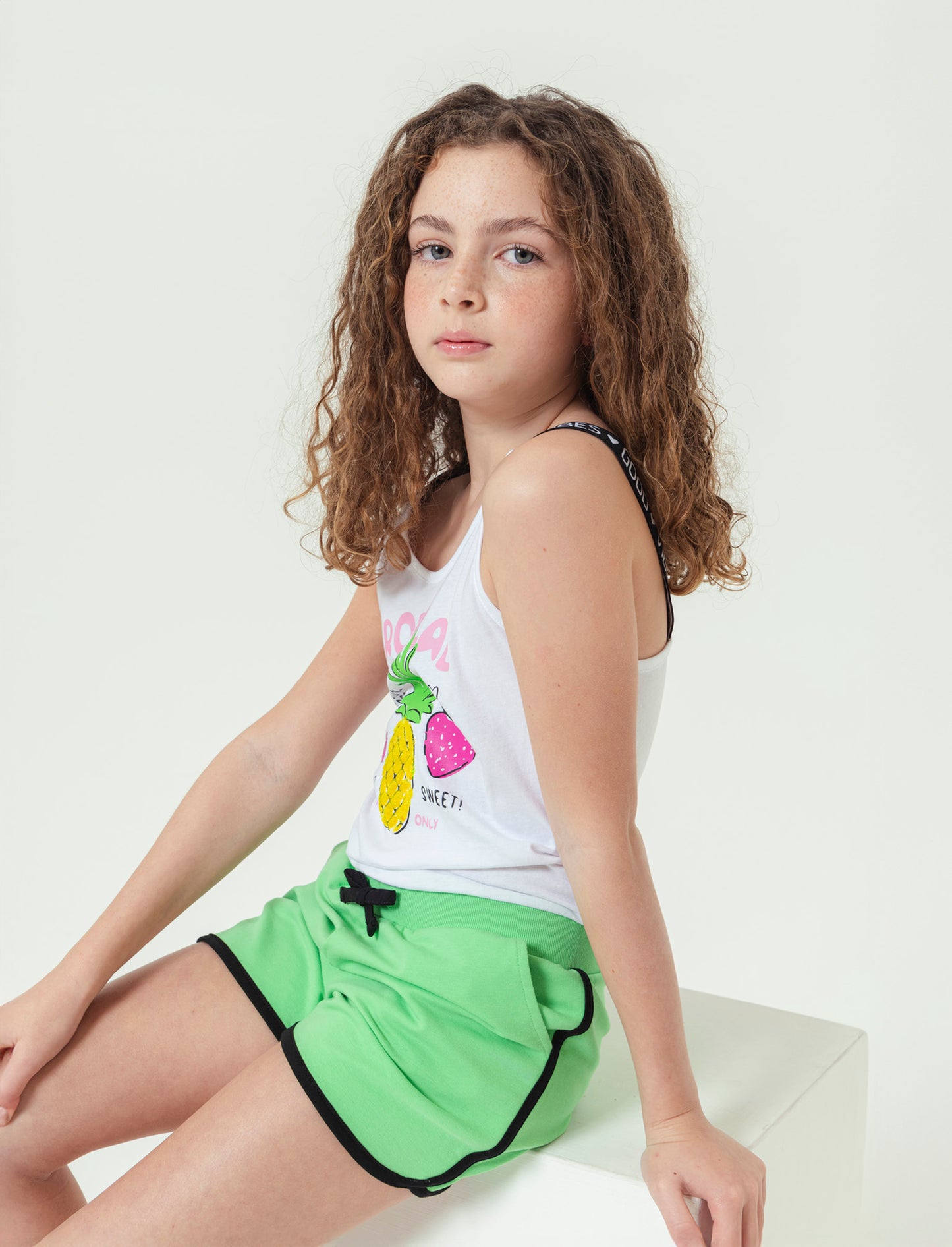 Salopette con bretelline elastiche da bambina - Verde mela