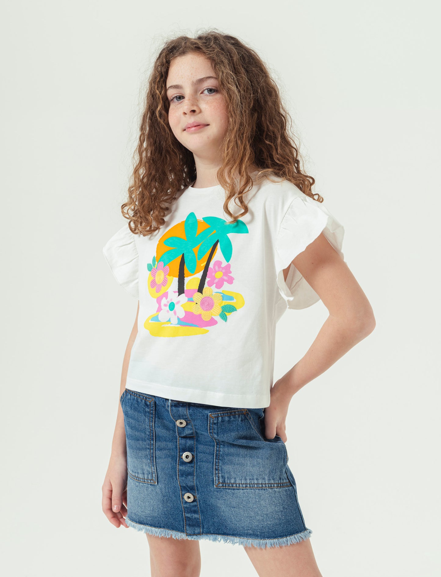 T-shirt estiva con stampa e ricamo da bambina - Bianco