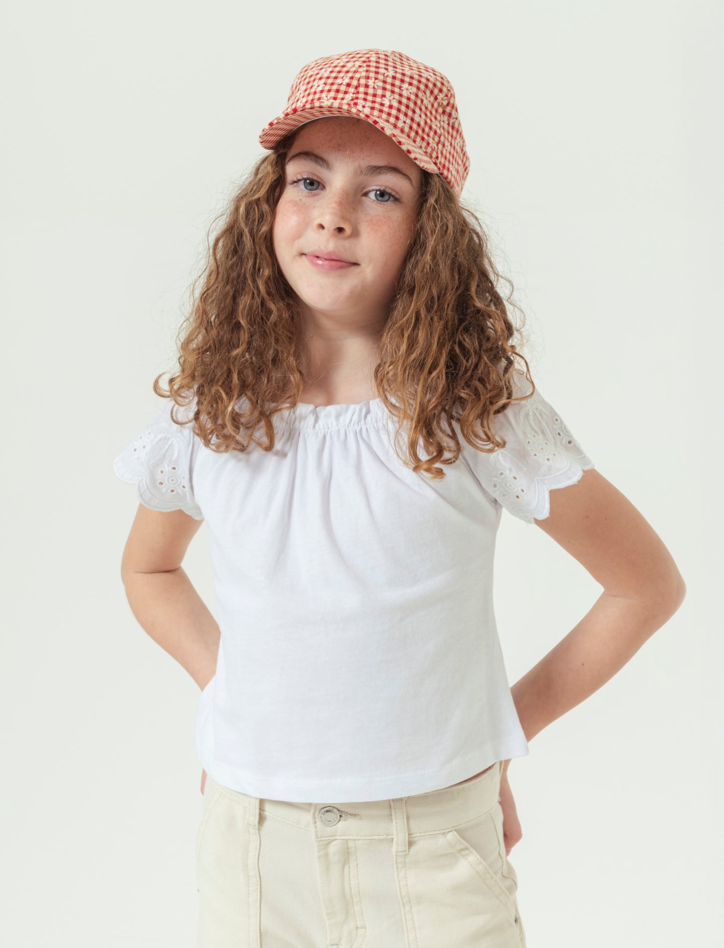 Top in jersey con maniche ricamate da bambina - Bianco
