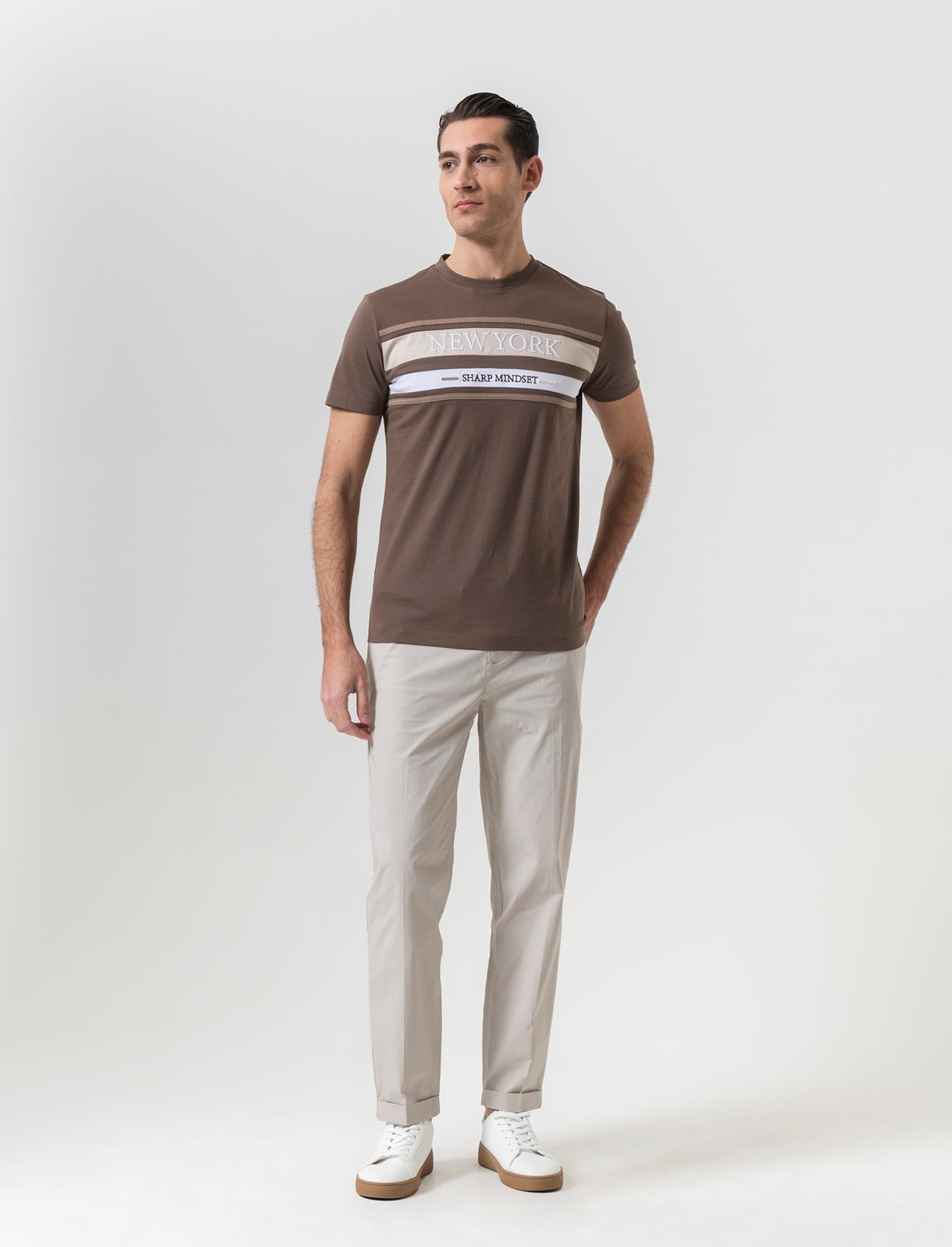 T-shirt con ricamo da uomo - Grigio fango