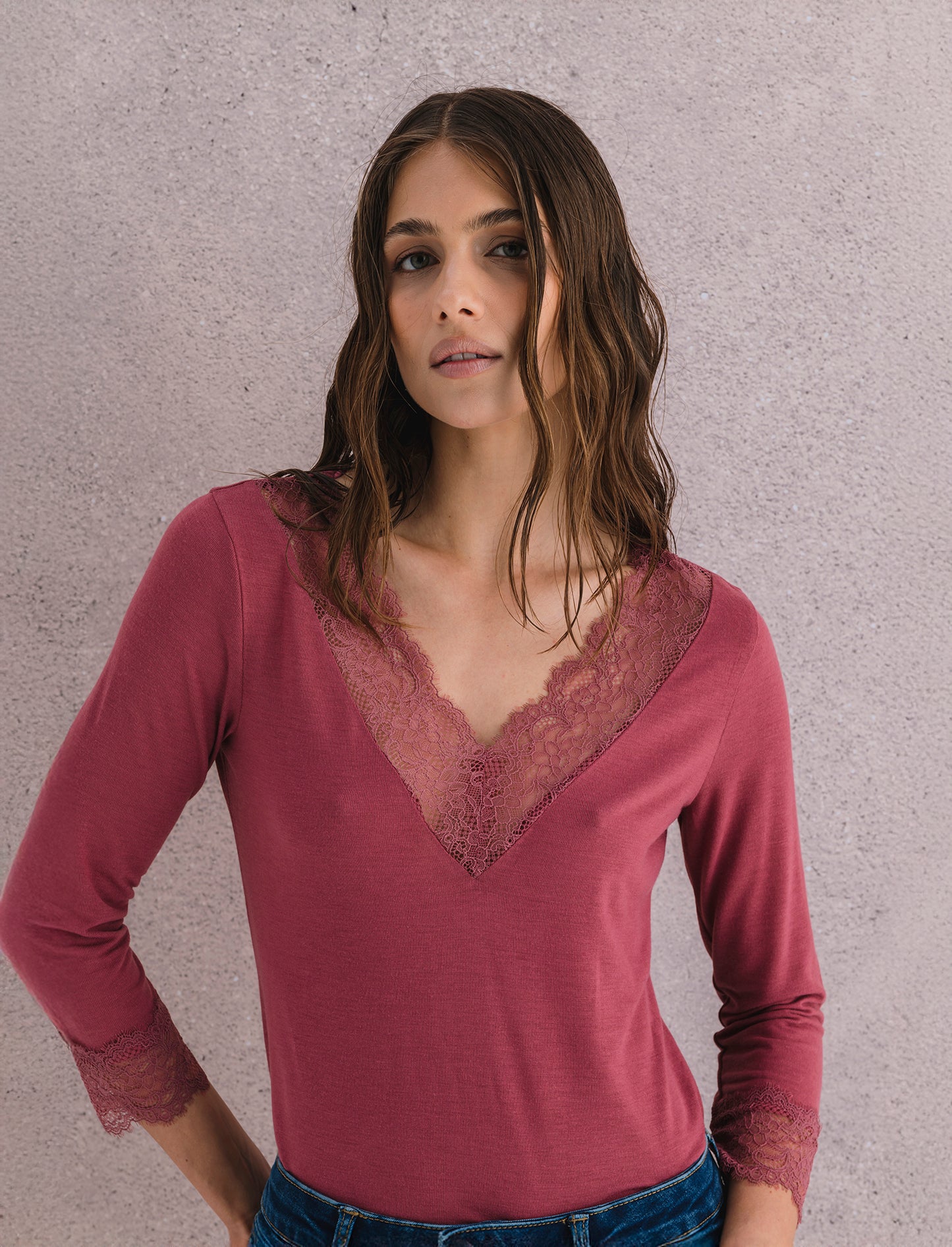 T-SHIRT CON PIZZO - Rosso mattone