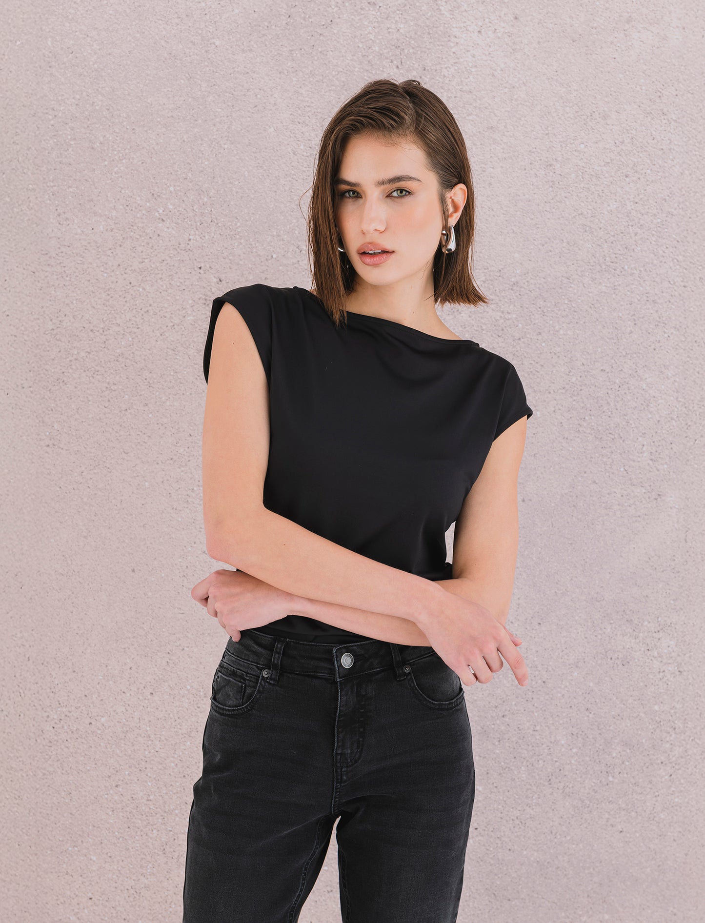 T-SHIRT CON SCOLLO A BARCA - Nero
