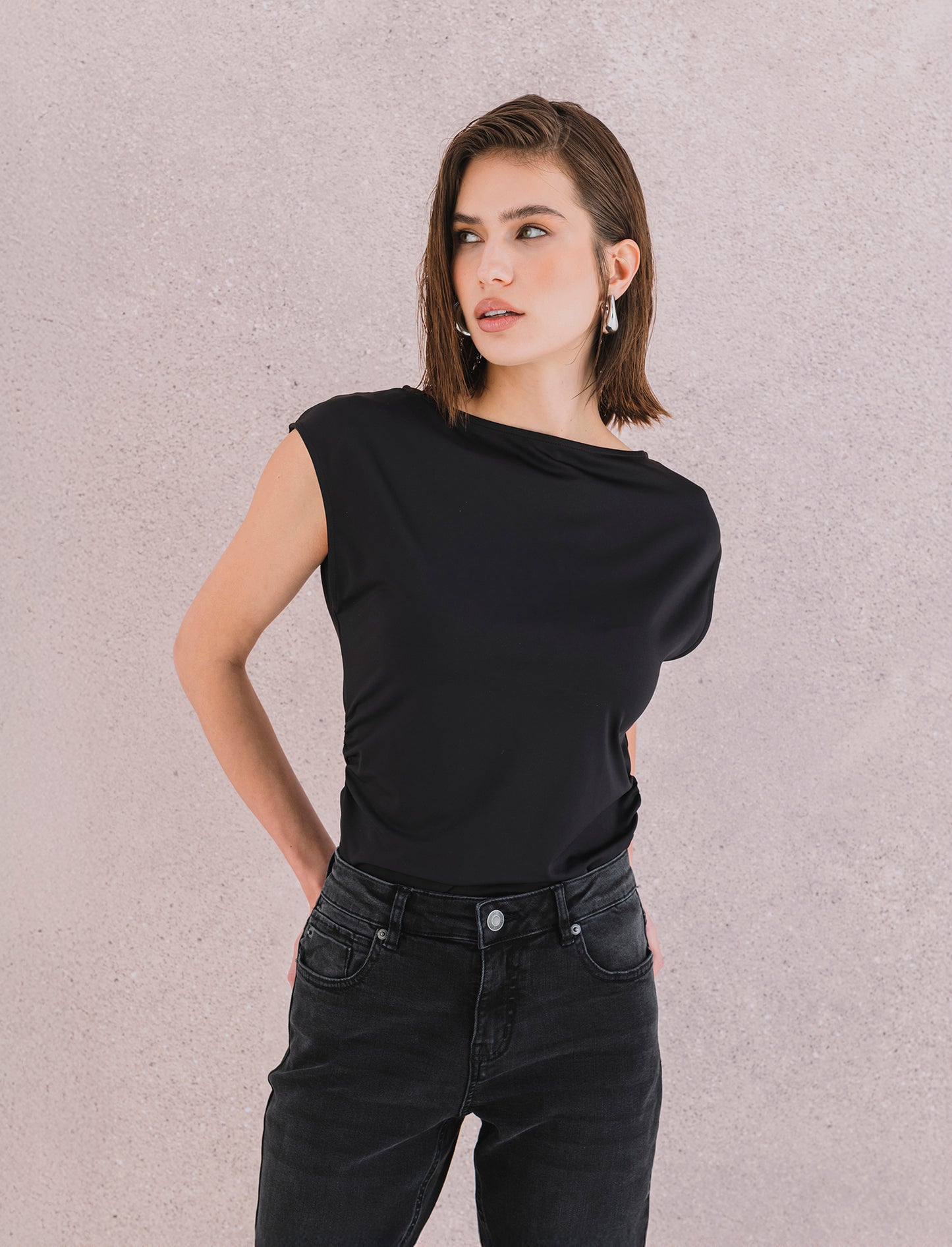 T-SHIRT CON SCOLLO A BARCA - Nero
