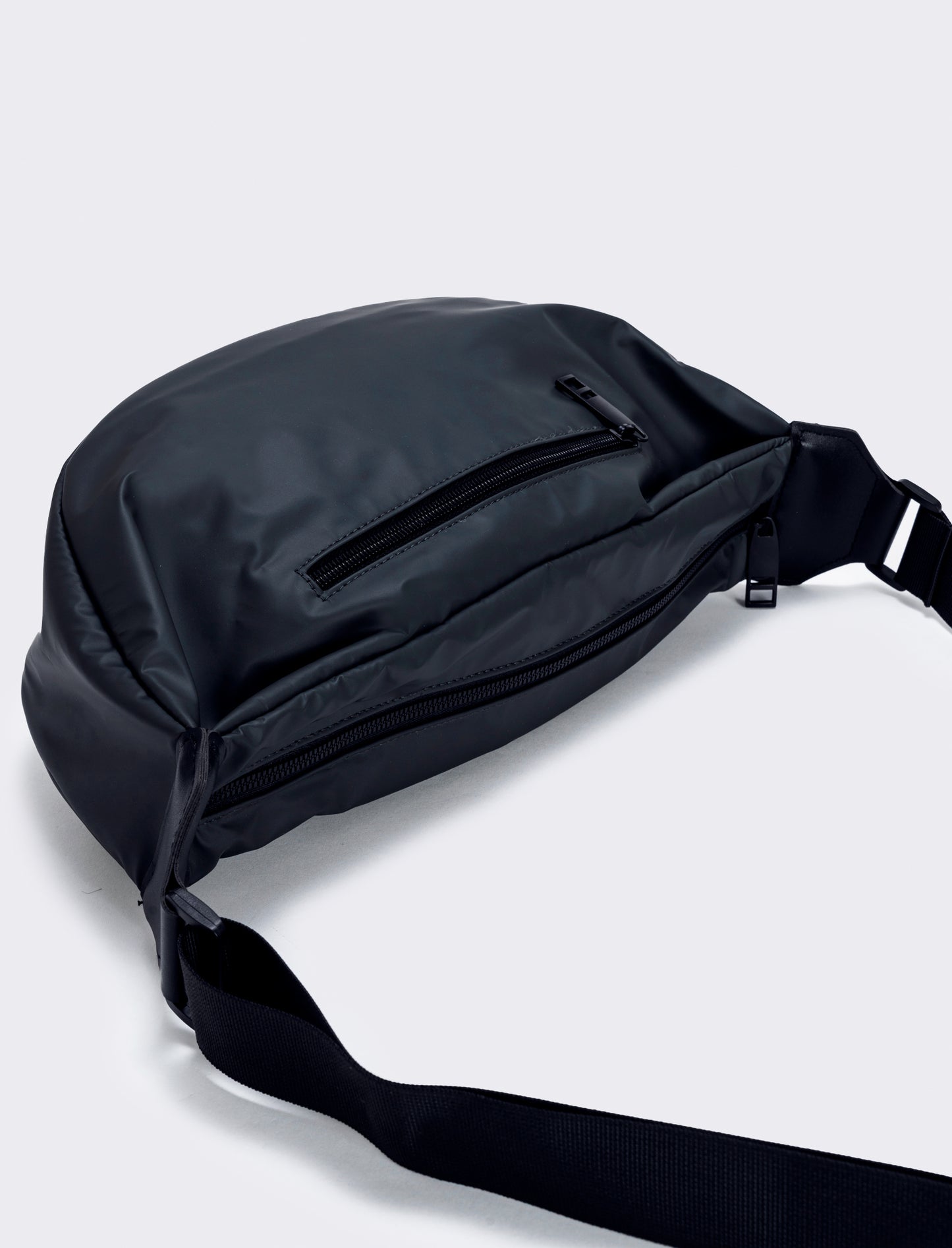 Water-repellent crescent-shaped shoulder bag for men - Black