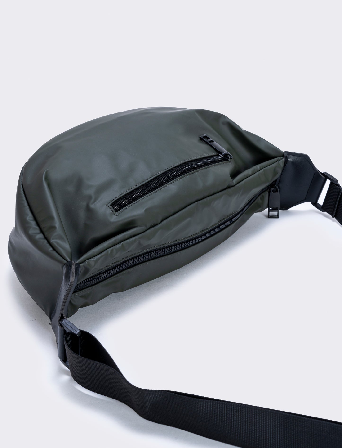 Water-repellent crescent-shaped shoulder bag for men - Green