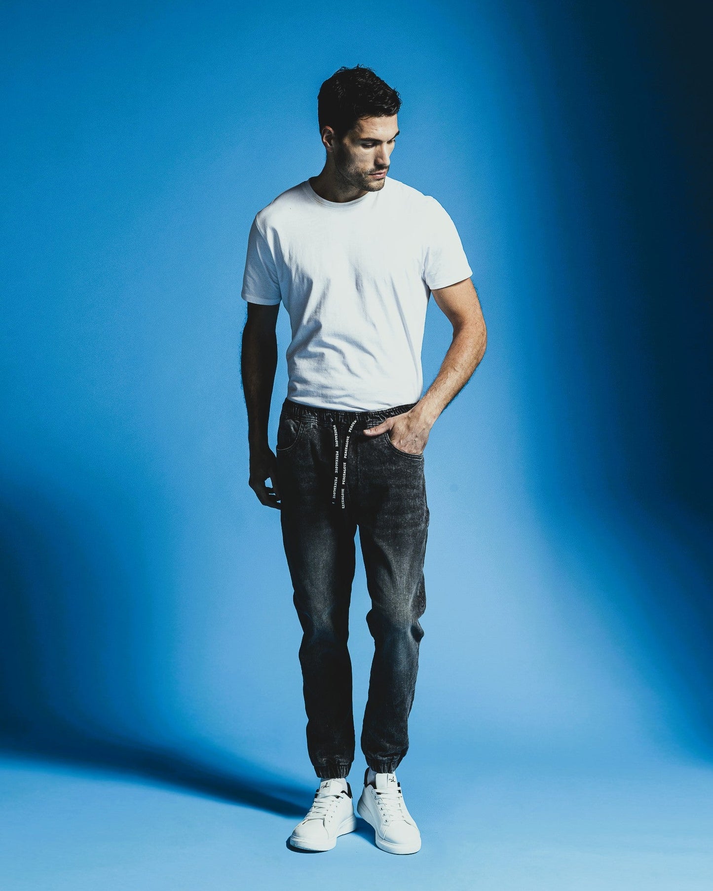 JEANS CON VITA JOGGER - Nero