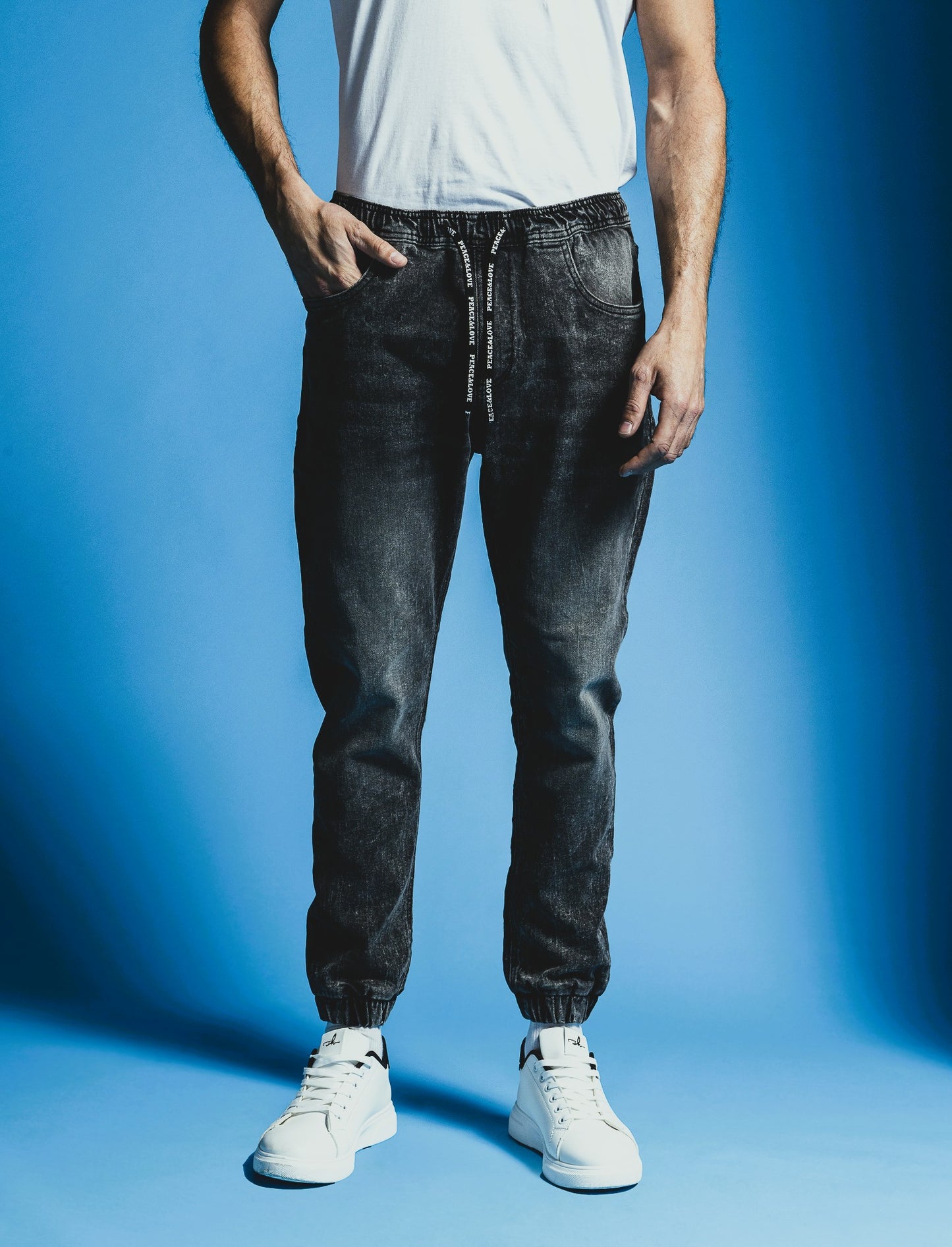 JEANS CON VITA JOGGER - Nero