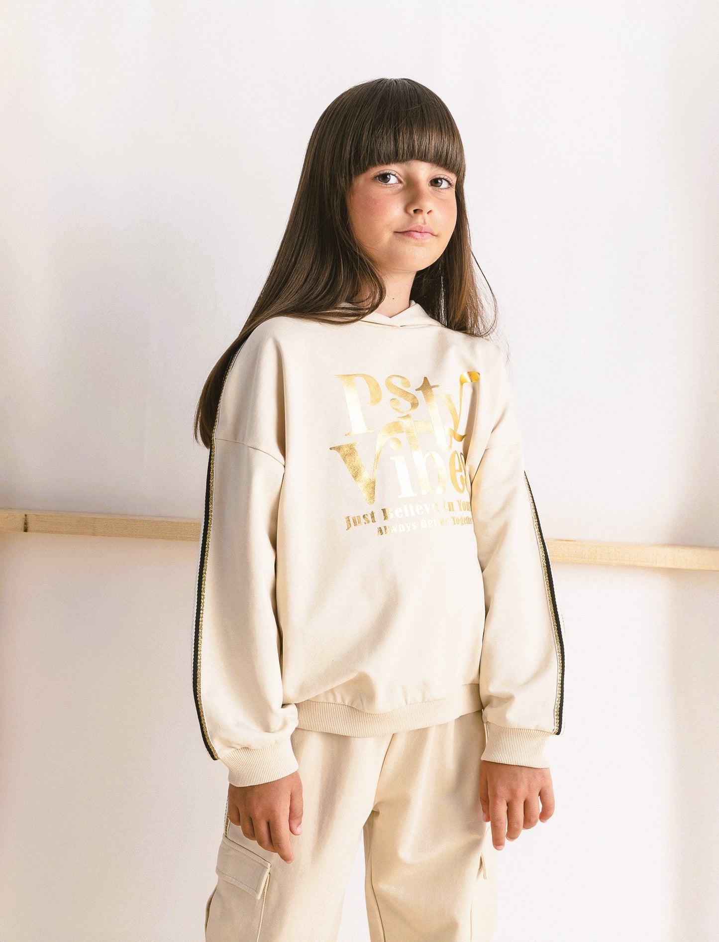Felpa con nastro a righe brillantinato e stampa lucida - Beige