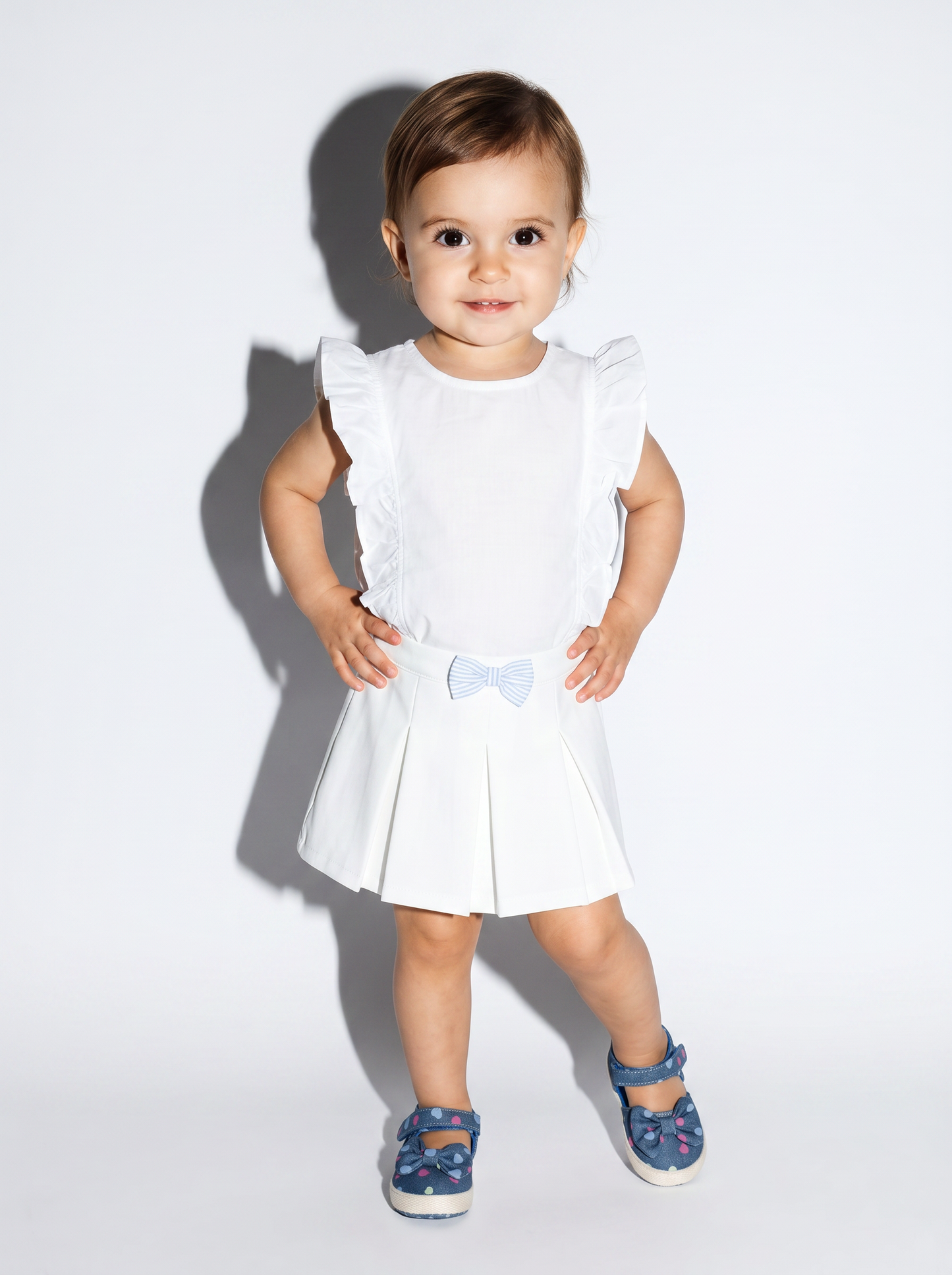 Newborn outfit with pleats and bow stripes - White