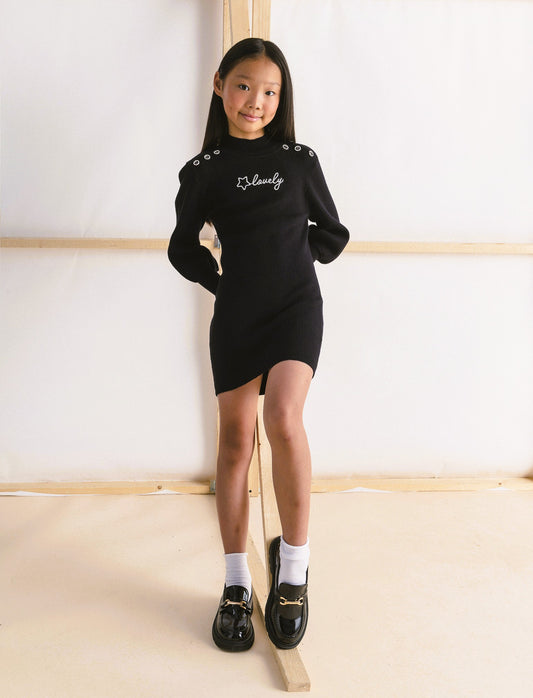 Abito da bambina a manica lunga in costina con ricamo e bottoni gioiello. - Nero