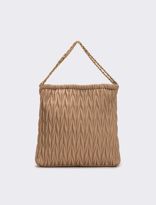 Shopping goffrata con patta e tracolla catena infilata - Beige