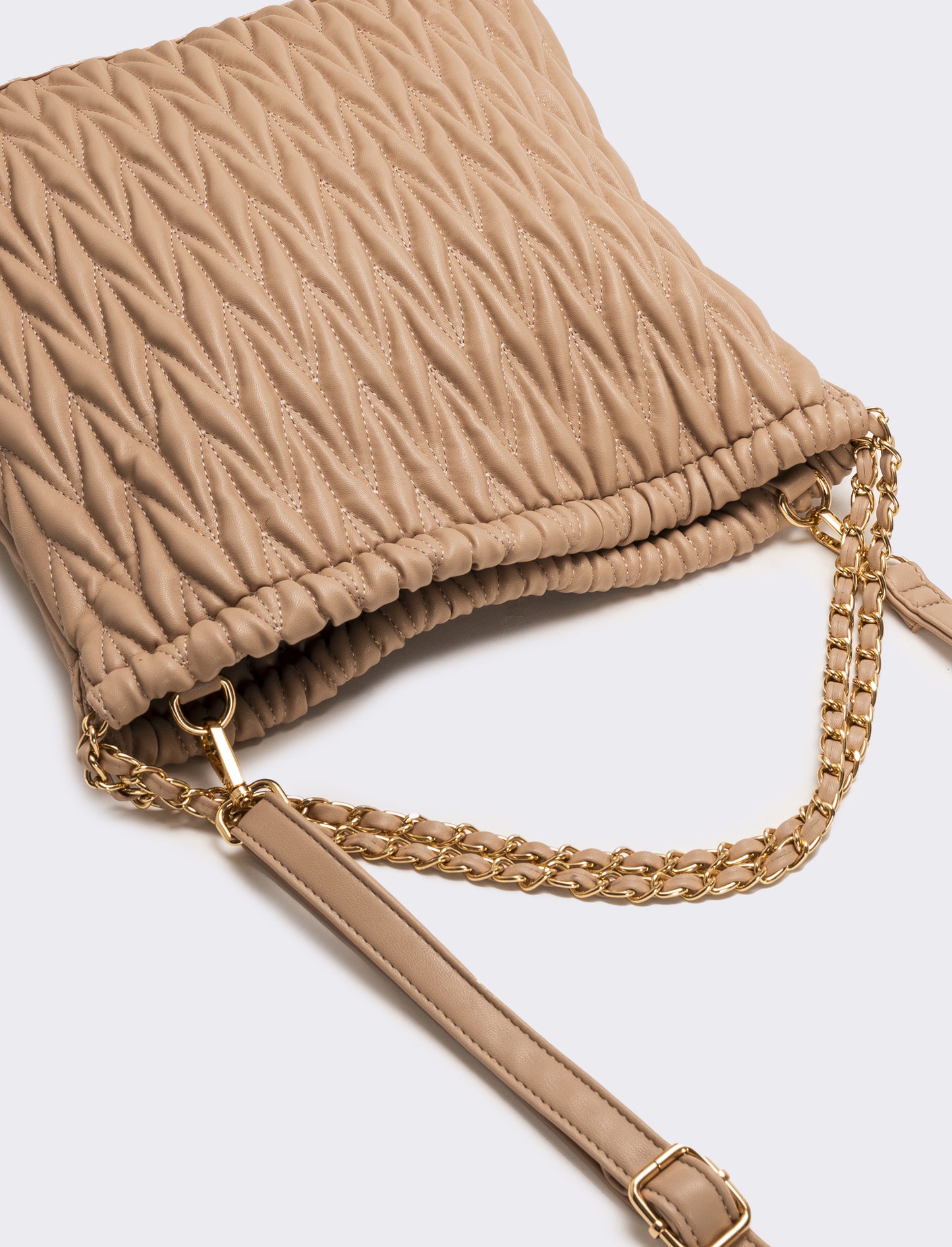 Shopping goffrata con patta e tracolla catena infilata - Beige
