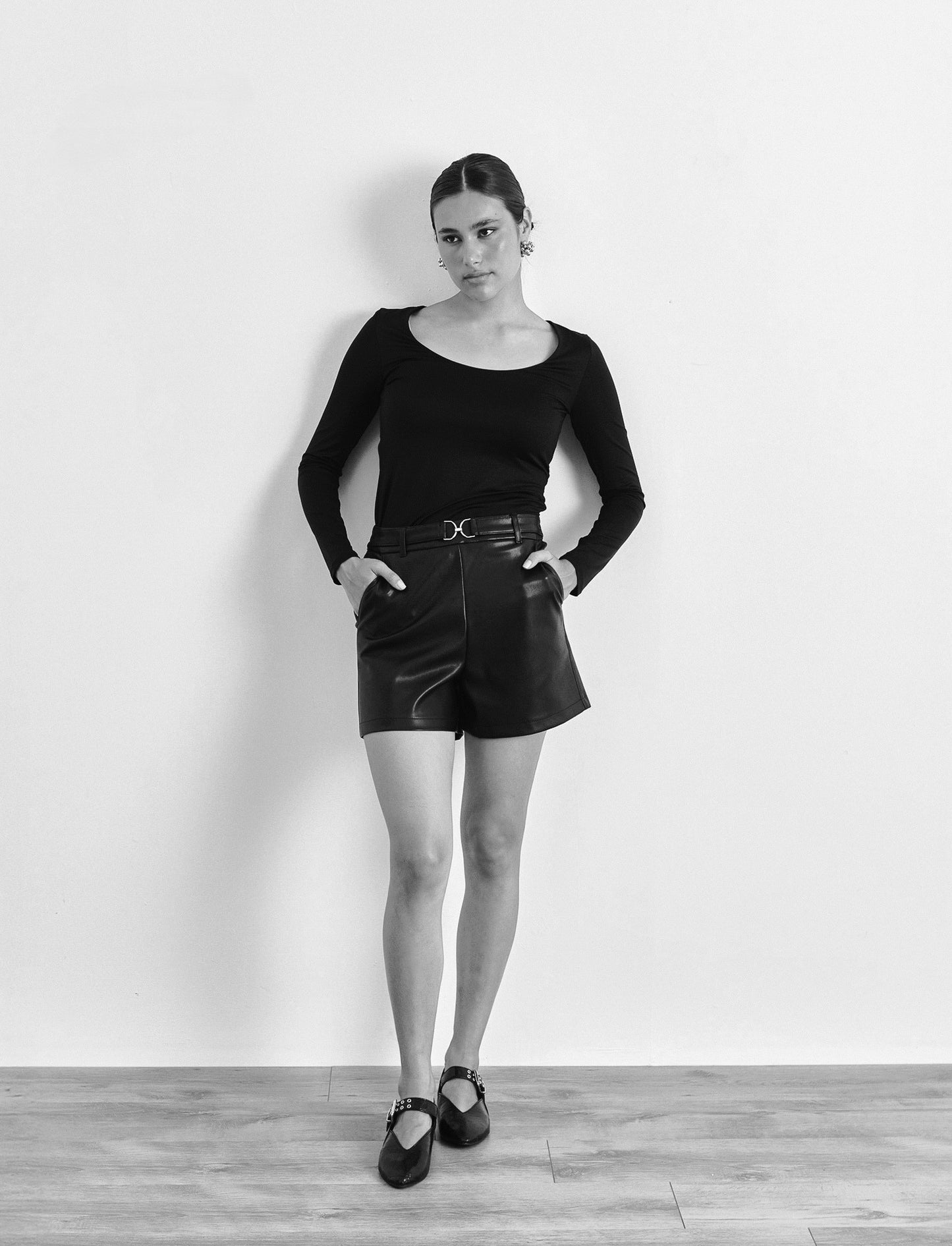 SHORT IN TESSUTTO EFFETTO PELLE - Nero