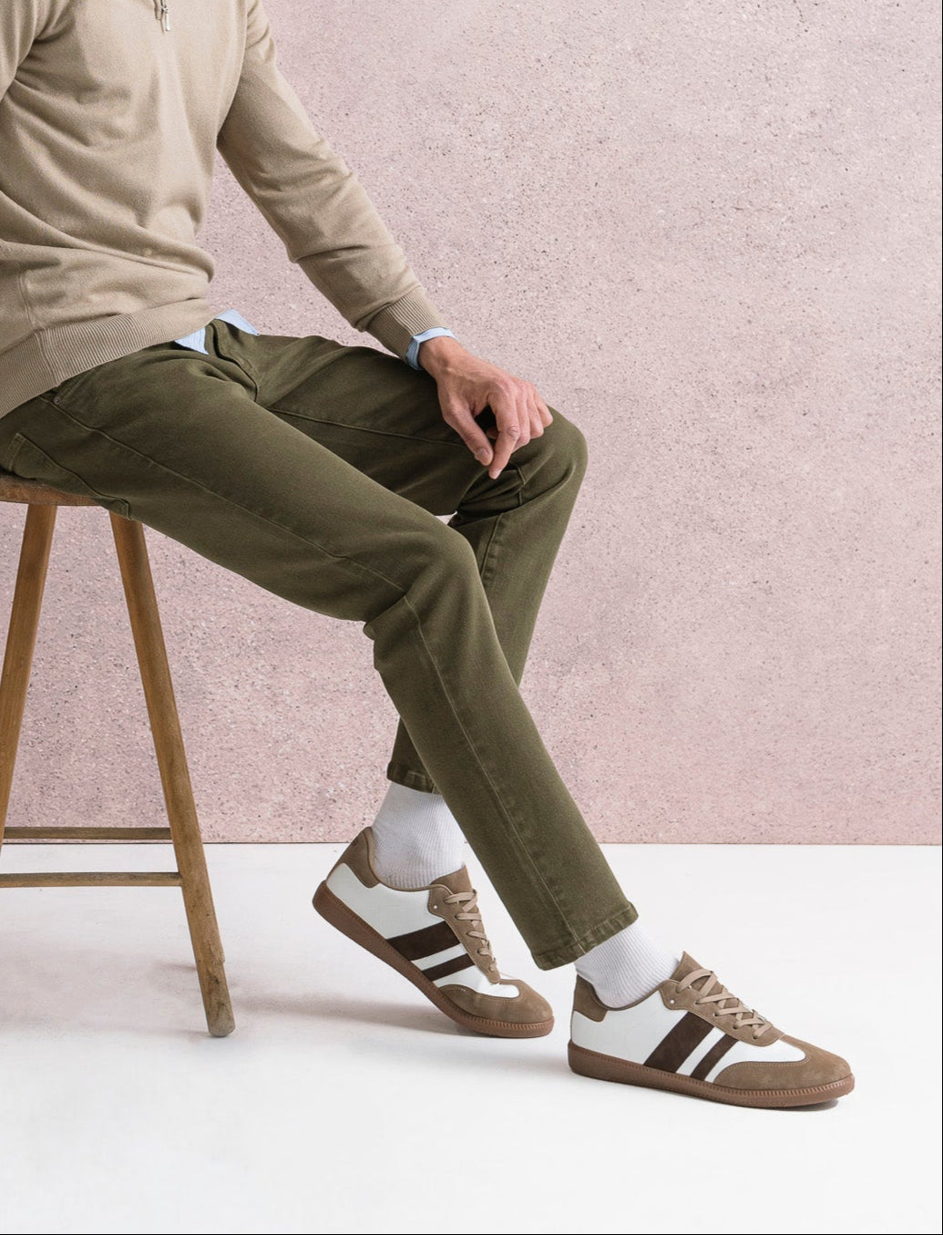 Sneakers con inserti laterali da uomo - Marrone